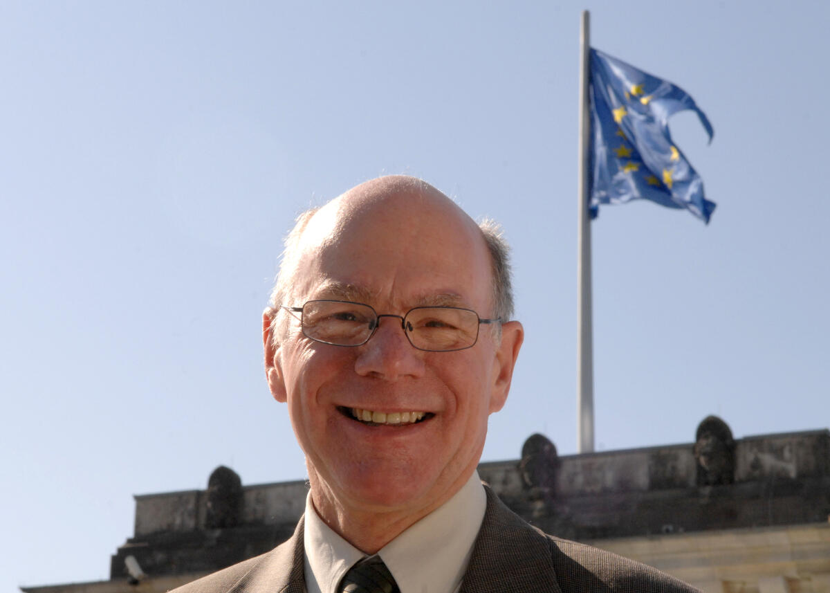 Bundestagspräsident Prof. Dr. Norbert Lammert, CDU/CSU, gibt anlässlich des Flaggenwechsels zum Europatag am 9. Mai , die Deutschlandfahne wurde am Südost-Turm des Reichstagsgebäudes für einen Tag gegen die Europafahne getauscht, eine Stellungnahme ab.; Fahne. Europa. Lammert, Norbert Bundestagspräsident Prof. Dr. Norbert Lammert, CDU/CSU, gibt anlässlich des Flaggenwechsels zum Europatag am 9. Mai , die Deutschlandfahne wurde am Südost-Turm des Reichstagsgebäudes für einen Tag gegen die Europafahne getauscht, eine Stellungnahme ab.; Fahne. Europa.