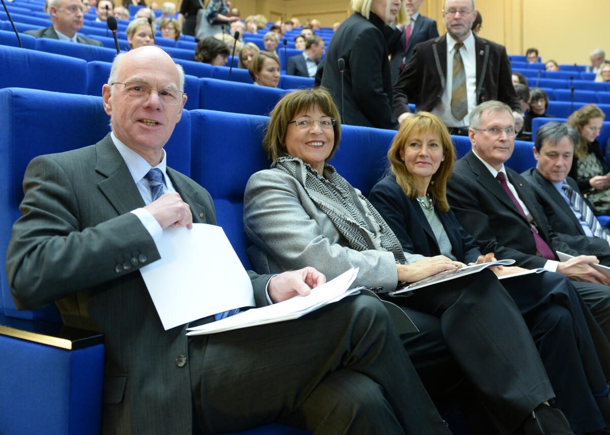 Lammert, Norbert; Schmidt, Ulla; Bulmahn, Edelgard; Singhammer, Johannes; Risse, Horst Medienpreis Politik 2015 des Deutschen Bundestages. V.li: Bundestagspräsident Prof. Dr. Norbert Lammert, CDU/CSU, die Bundestagsvizepräsidenten Ulla Schmidt, SPD, Edelgard Bulmahn, SPD, Johannes Singhammer, CDU/CSU, und der Staatssekretär Dr. Horst Risse, Direktor beim Deutschen Bundestag.