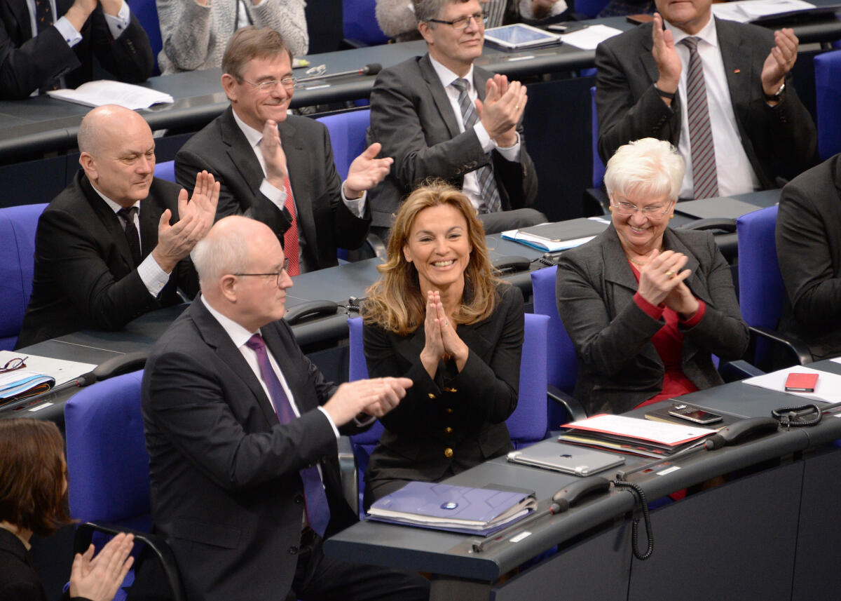 Michaela Noll (mitte) ist neue Vizepräsidentin des Deutschen Bundestages. Die Abgeordneten wählten die CDU Abgeordnete in der Plenarsitzung am Donnerstag, 19. Januar 2017, in geheimer Wahl zur Nachfolgerin für den am 26. November 2016 verstorbenen Vizepräsidenten Peter Hintze (CDU/CSU). Michaela Noll erhielt 513 Ja Stimmen bei 27 Gegenstimmen, 29 Enthaltungen und drei ungültigen Stimmen. Sie war von ihrer Fraktion vorgeschlagen worden. Hier in den Reihen der CDU/CSU-Fraktion. Noll, Michaela Michaela Noll (mitte) ist neue Vizepräsidentin des Deutschen Bundestages. Die Abgeordneten wählten die CDU Abgeordnete in der Plenarsitzung am Donnerstag, 19. Januar 2017, in geheimer Wahl zur Nachfolgerin für den am 26. November 2016 verstorbenen Vizepräsidenten Peter Hintze (CDU/CSU). Michaela Noll erhielt 513 Ja Stimmen bei 27 Gegenstimmen, 29 Enthaltungen und drei ungültigen Stimmen. Sie war von ihrer Fraktion vorgeschlagen worden. Hier in den Reihen der CDU/CSU-Fraktion.