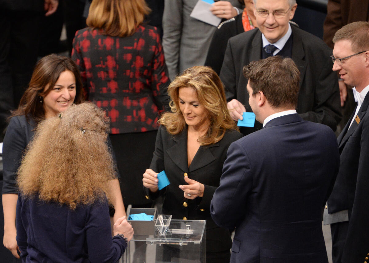 Noll, Michaela Michaela Noll ist neue Vizepräsidentin des Deutschen Bundestages. Die Abgeordneten wählten die CDU Abgeordnete in der Plenarsitzung am Donnerstag, 19. Januar 2017, in geheimer Wahl zur Nachfolgerin für den am 26. November 2016 verstorbenen Vizepräsidenten Peter Hintze (CDU/CSU). Michaela Noll erhielt 513 Ja Stimmen bei 27 Gegenstimmen, 29 Enthaltungen und drei ungültigen Stimmen. Sie war von ihrer Fraktion vorgeschlagen worden. Hier gibt die Kandidatin (mitte) ihre Stimme ab.; Wahlurne, Stimmabgabe.