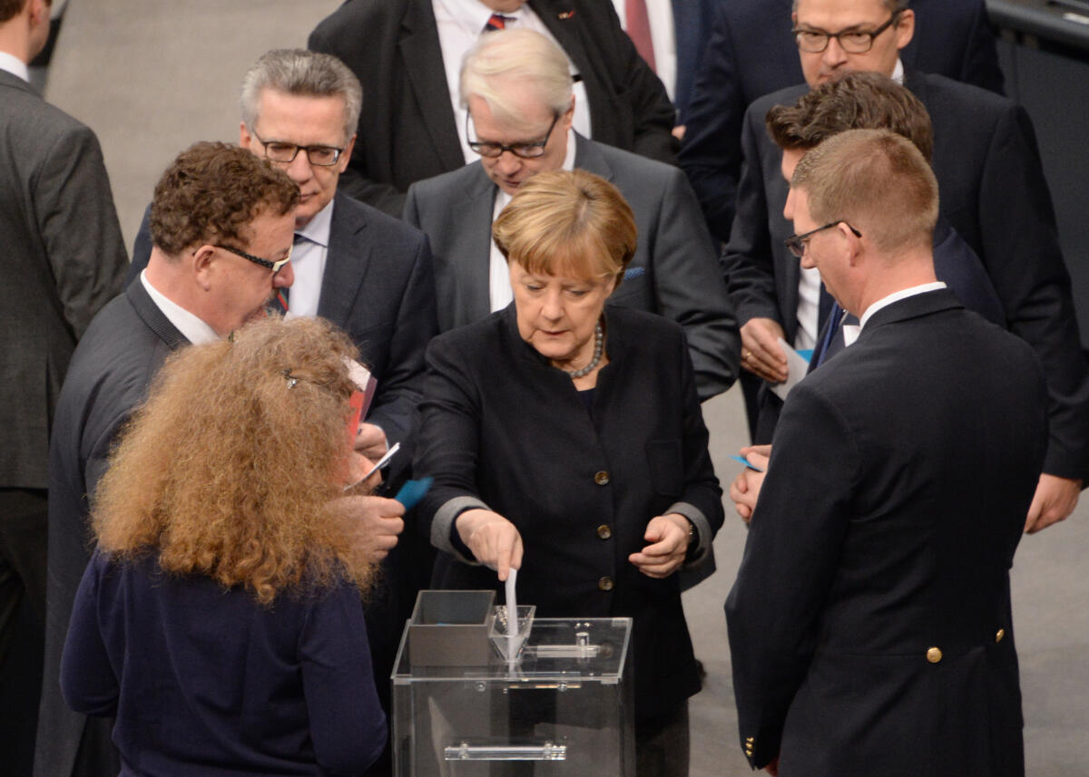 Merkel, Angela Michaela Noll ist neue Vizepräsidentin des Deutschen Bundestages. Die Abgeordneten wählten die CDU Abgeordnete in der Plenarsitzung am Donnerstag, 19. Januar 2017, in geheimer Wahl zur Nachfolgerin für den am 26. November 2016 verstorbenen Vizepräsidenten Peter Hintze (CDU/CSU). Michaela Noll erhielt 513 Ja Stimmen bei 27 Gegenstimmen, 29 Enthaltungen und drei ungültigen Stimmen. Sie war von ihrer Fraktion vorgeschlagen worden. Hier gibt die Bundeskanzlerin, Dr. Angela Merkel, (mitte), CDU/CSU, ihre Stimme ab.; Wahlurne, Stimmenabgabe.