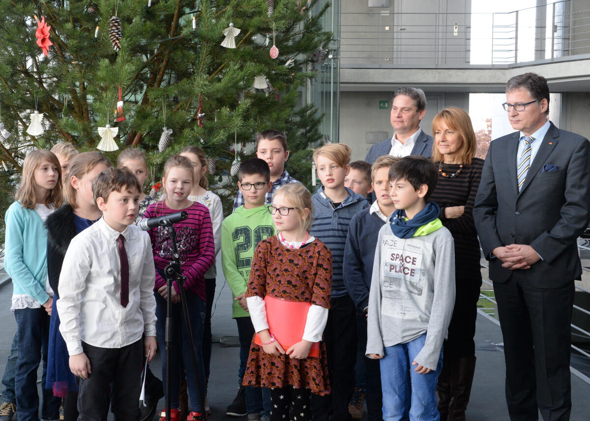 Bundestagsvizepräsidentin Dr. h. c. Edelgard Bulmahn, (2.v.re), SPD, nimmt den Weihnachtsbaum aus dem Naturpark Barnim in Brandenburg entgegen. Kinder und Schüler der "Draußen-Schule" von der Grundschule Lichterfelde tragen Gedichte vor und singen Lieder. Die Bundestagsabgeordneten Stefan Zierke, (hinten 3.v.re), SPD, und Jens Koeppen, (re), CDU/CSU, nehmen an der Veranstaltung teil. Bulmahn, Edelgard; Koeppen, Jens; Zierke, Stefan Bundestagsvizepräsidentin Dr. h. c. Edelgard Bulmahn, (2.v.re), SPD, nimmt den Weihnachtsbaum aus dem Naturpark Barnim in Brandenburg entgegen. Kinder und Schüler der "Draußen-Schule" von der Grundschule Lichterfelde tragen Gedichte vor und singen Lieder. Die Bundestagsabgeordneten Stefan Zierke, (hinten 3.v.re), SPD, und Jens Koeppen, (re), CDU/CSU, nehmen an der Veranstaltung teil.