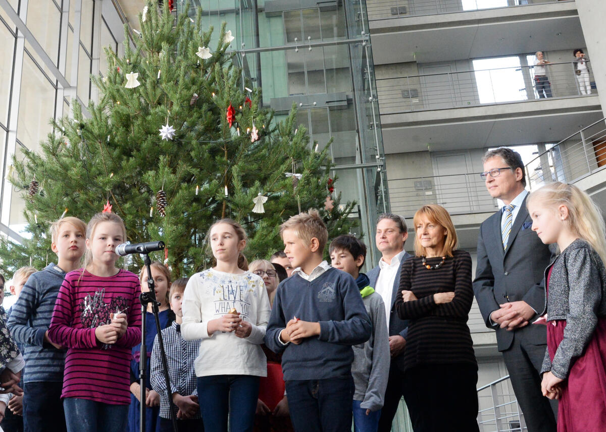 Bulmahn, Edelgard; Koeppen, Jens; Zierke, Stefan Bundestagsvizepräsidentin Dr. h. c. Edelgard Bulmahn, (3.v.re), SPD, nimmt den Weihnachtsbaum aus dem Naturpark Barnim in Brandenburg entgegen. Kinder und Schüler der "Draußen-Schule" von der Grundschule Lichterfelde tragen Gedichte vor und singen Lieder. Die Bundestagsabgeordneten Stefan Zierke, (4.v.re), SPD, und Jens Koeppen, (2.v.re),  CDU/CSU, nehmen an der Veranstaltung teil.