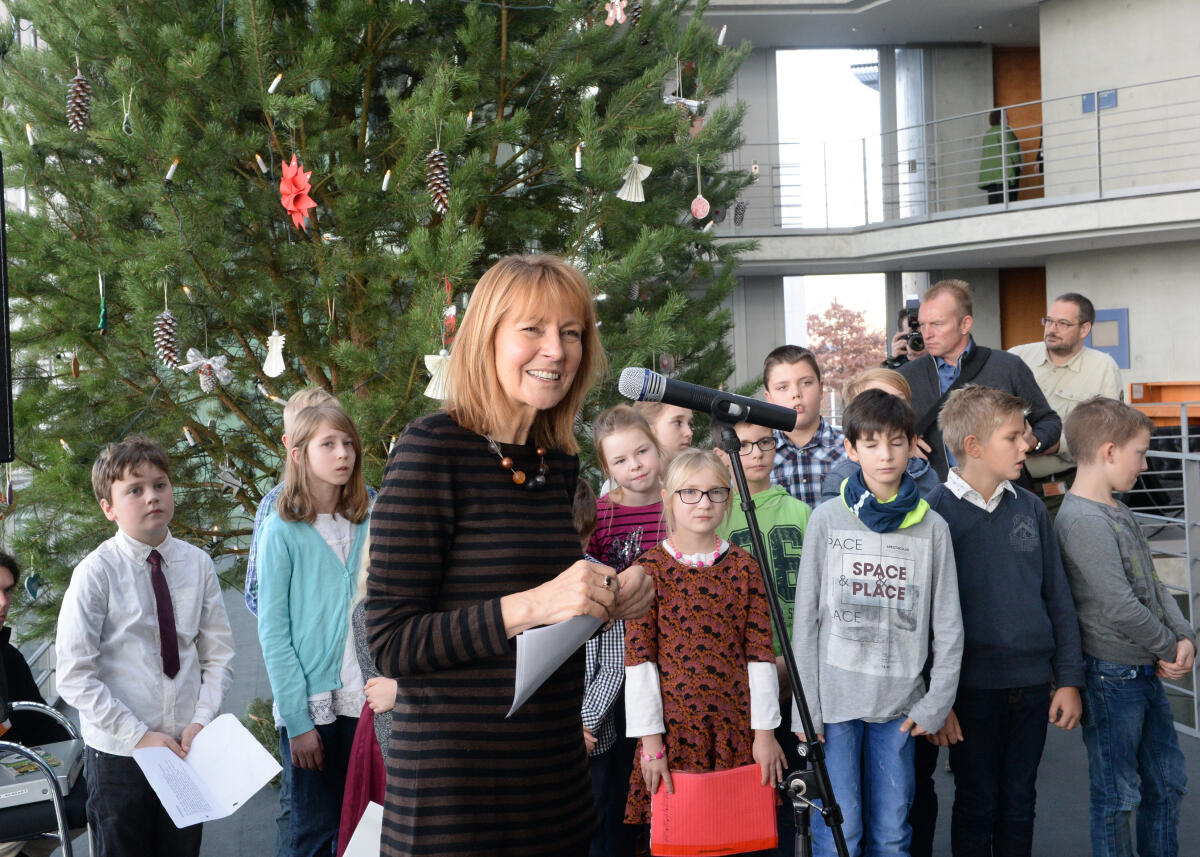 Bulmahn, Edelgard Bundestagsvizepräsidentin Dr. h. c. Edelgard Bulmahn, (am Mikrofon), SPD, nimmt den Weihnachtsbaum aus dem Naturpark Barnim in Brandenburg entgegen. Kinder und Schüler der "Draußen-Schule" von der Grundschule Lichterfelde tragen Gedichte vor und singen Lieder. Die Bundestagsabgeordneten Stefan Zierke, SPD, und Jens Koeppen, CDU/CSU, nehmen an der Veranstaltung teil.