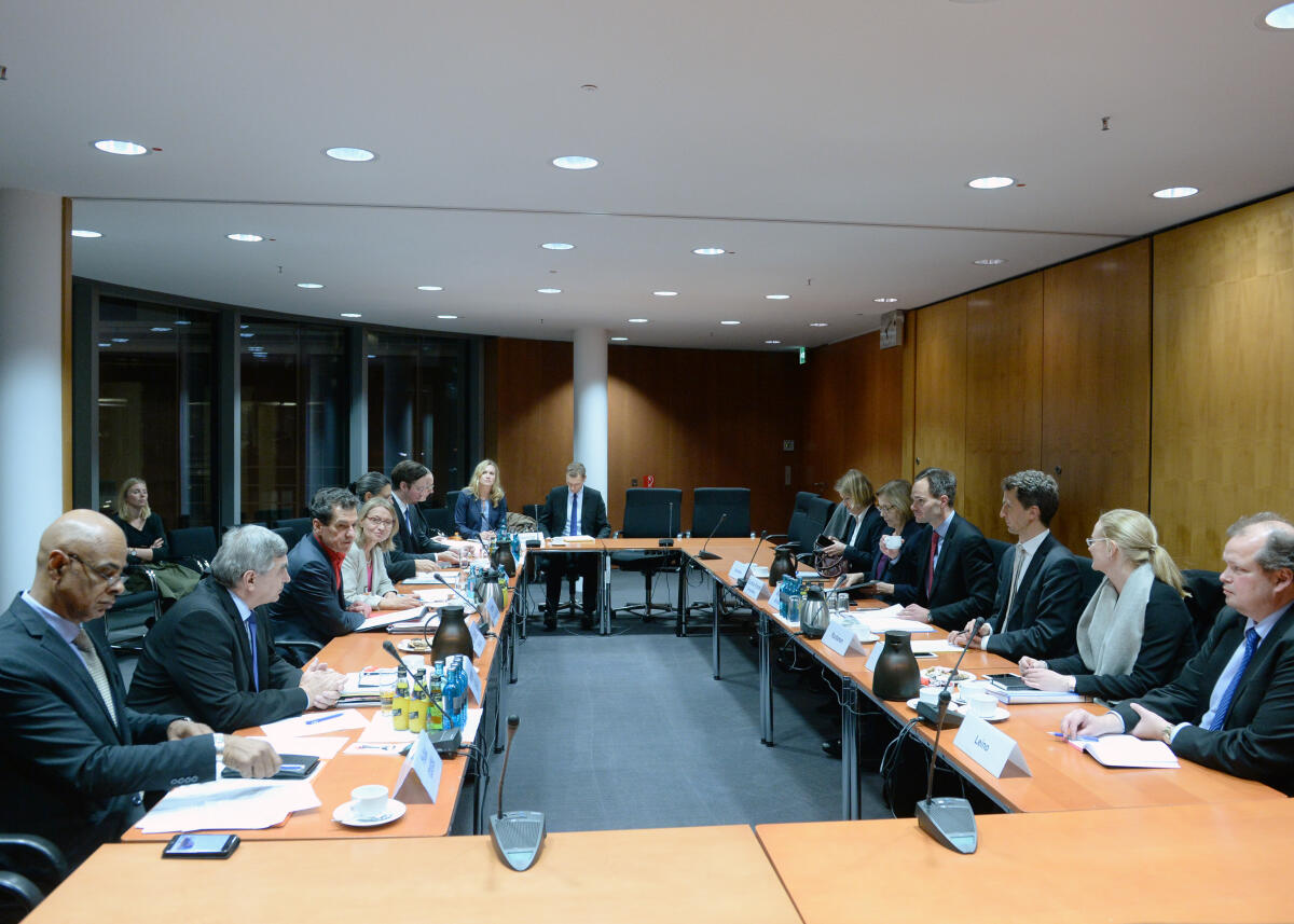 Klaus Barthel, (3.v.li), SPD, stellvertretender Vorsitzender des Ausschusses des Deutschen Bundestages für Wirtschaft und Energie, empfängt im Namen des Ausschusses den Minister für Außenhandel der Republik Finnland, Kai Mykkänen, (4.v.re), und Delegation, zu einem Gespräch, an dem zahlreiche Bundestagsabgeordnete und Mitglieder des Ausschusses, teilnehmen.; Übersicht. Barthel, Klaus; Mykkänen, Kai Klaus Barthel, (3.v.li), SPD, stellvertretender Vorsitzender des Ausschusses des Deutschen Bundestages für Wirtschaft und Energie, empfängt im Namen des Ausschusses den Minister für Außenhandel der Republik Finnland, Kai Mykkänen, (4.v.re), und Delegation, zu einem Gespräch, an dem zahlreiche Bundestagsabgeordnete und Mitglieder des Ausschusses, teilnehmen.; Übersicht.