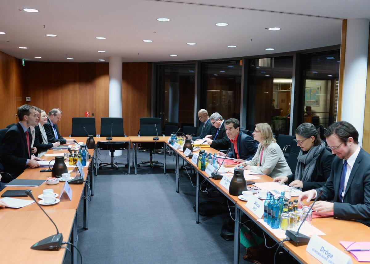 Klaus Barthel, (4.v.re), SPD, stellvertretender Vorsitzender des Ausschusses des Deutschen Bundestages für Wirtschaft und Energie, empfängt im Namen des Ausschusses den Minister für Außenhandel der Republik Finnland, Kai Mykkänen, (li), und Delegation, zu einem Gespräch, an dem zahlreiche Bundestagsabgeordnete und Mitglieder des Ausschusses, teilnehmen.; Übersicht. Barthel, Klaus; Mykkänen, Kai Klaus Barthel, (4.v.re), SPD, stellvertretender Vorsitzender des Ausschusses des Deutschen Bundestages für Wirtschaft und Energie, empfängt im Namen des Ausschusses den Minister für Außenhandel der Republik Finnland, Kai Mykkänen, (li), und Delegation, zu einem Gespräch, an dem zahlreiche Bundestagsabgeordnete und Mitglieder des Ausschusses, teilnehmen.; Übersicht.