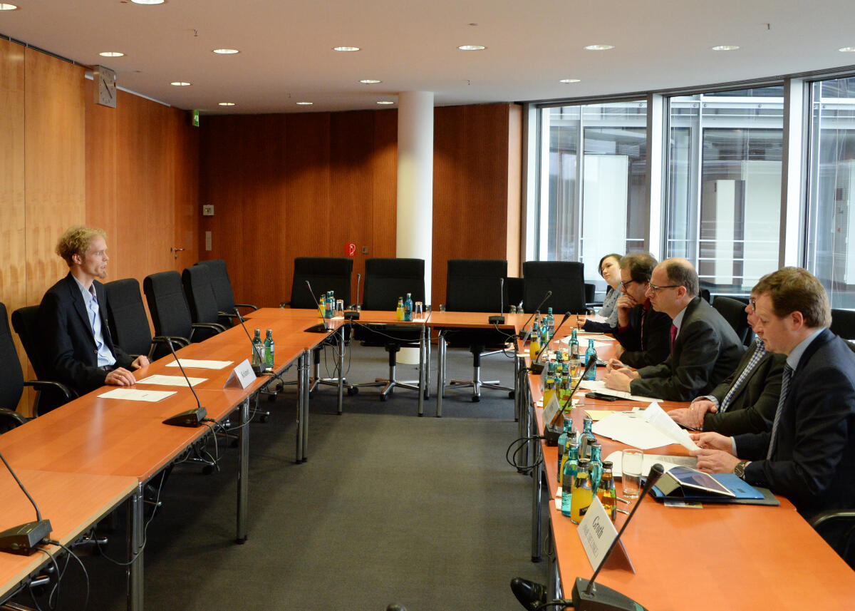 Stephan Krämer, (li), Vorstand von World Relief Deutschland e. V., ist zu einem Gespräch beim Ausschuss des Deutschen Bundestages für Menschenrechte und humanitäre Hilfe zu gast.; Michael Brand, (3.v.re), CDU/CSU, Vorsitzender des Ausschusses, leitet das Gespräch.; Übersicht. Brand, Michael; Krämer, Stephan Stephan Krämer, (li), Vorstand von World Relief Deutschland e. V., ist zu einem Gespräch beim Ausschuss des Deutschen Bundestages für Menschenrechte und humanitäre Hilfe zu gast.; Michael Brand, (3.v.re), CDU/CSU, Vorsitzender des Ausschusses, leitet das Gespräch.; Übersicht.
