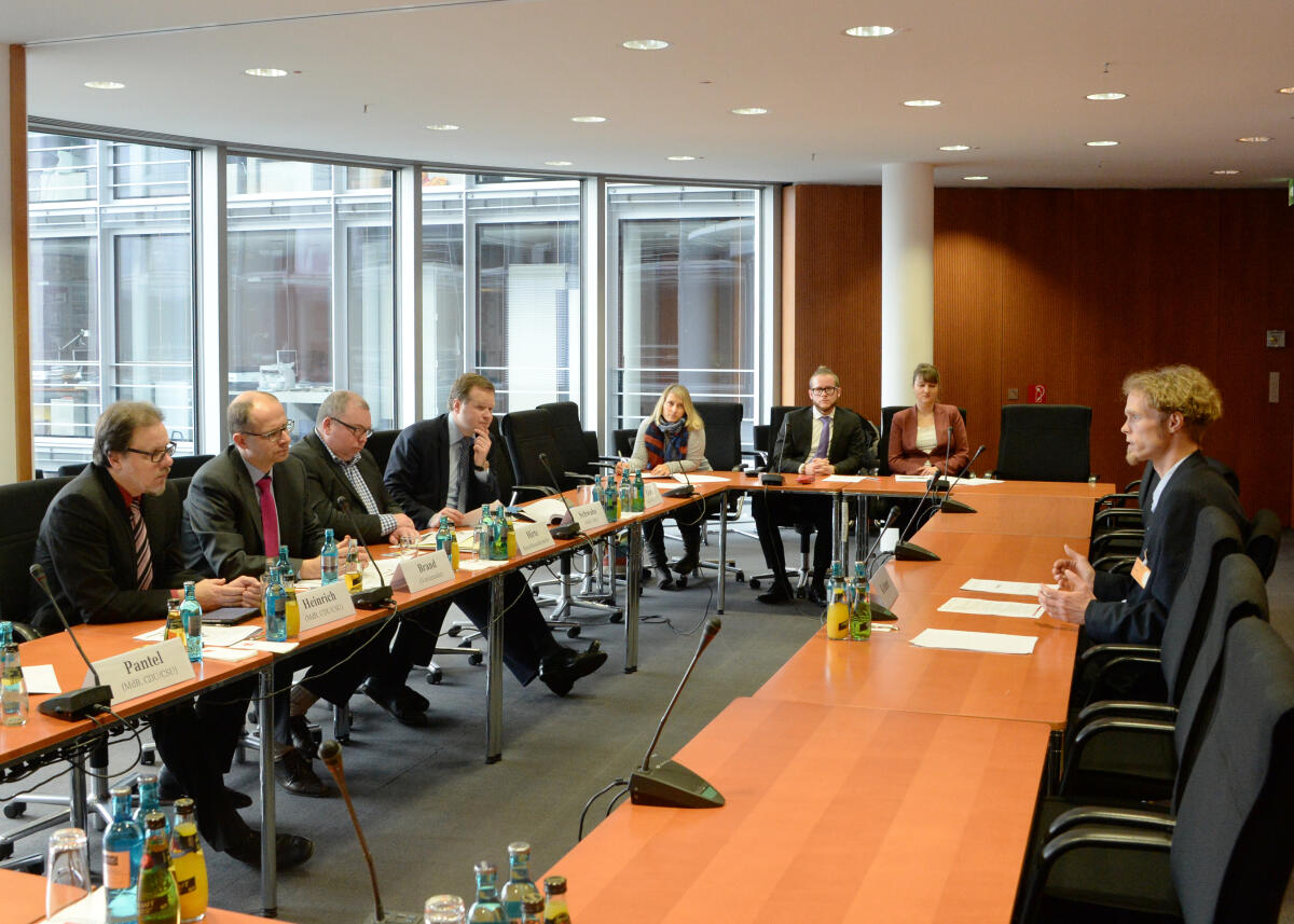 Stephan Krämer, (re), Vorstand von World Relief Deutschland e. V., ist zu einem Gespräch beim Ausschuss des Deutschen Bundestages für Menschenrechte und humanitäre Hilfe zu gast.; Michael Brand, (2.v.li), CDU/CSU, Vorsitzender des Ausschusses, leitet das Gespräch.; Übersicht. Brand, Michael; Krämer, Stephan Stephan Krämer, (re), Vorstand von World Relief Deutschland e. V., ist zu einem Gespräch beim Ausschuss des Deutschen Bundestages für Menschenrechte und humanitäre Hilfe zu gast.; Michael Brand, (2.v.li), CDU/CSU, Vorsitzender des Ausschusses, leitet das Gespräch.; Übersicht.