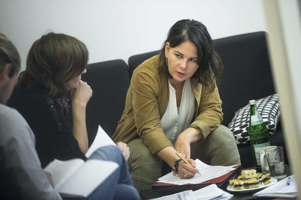 Baerbock, Annalena Annalena Baerbock, Bündnis 90/Die Grünen, MdB, (rechts), spricht mit ihren Mitarbeiterinnen und Mitarbeitern beim sogenannten "Jour fixe", einer Bürobesprechung, über die Aufgaben für die nächsten Tage.; Sofa, Besprechung, Zettel, Dokumente, Formulare, Notizen, Gespräch, Treffen, Meeting, Abgeordnetenbüro, Büro, Team
