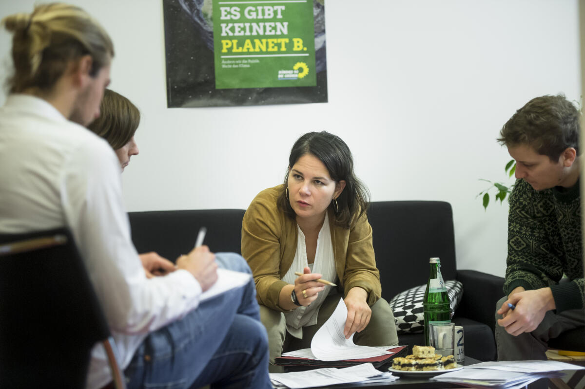 Baerbock, Annalena Annalena Baerbock, Bündnis 90/Die Grünen, MdB, (2. von rechts), spricht mit ihren Mitarbeiterinnen und Mitarbeitern beim sogenannten "Jour fixe", einer Bürobesprechung, über die Aufgaben für die nächsten Tage.; Sofa, Besprechung, Zettel, Dokumente, Formulare, Notizen, Gespräch, Treffen, Meeting, Abgeordnetenbüro, Büro, Team