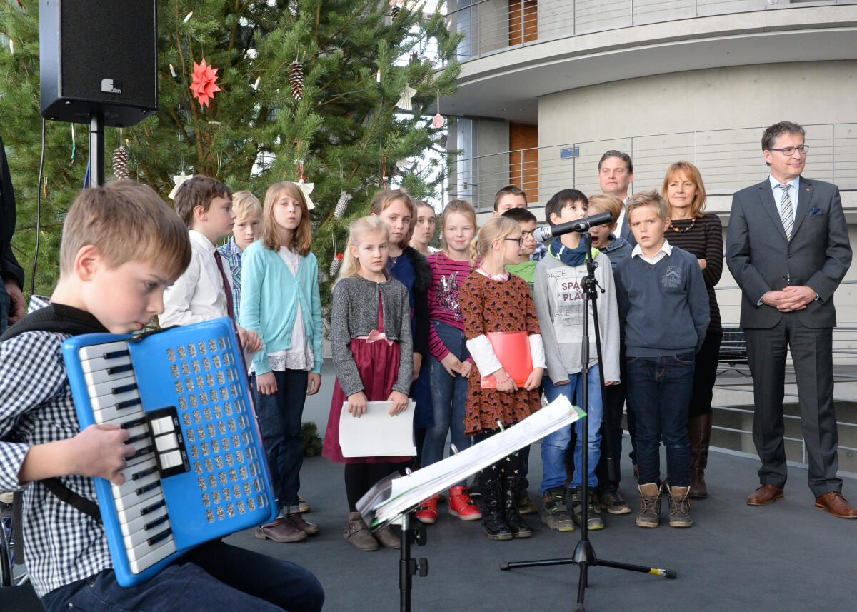 Bulmahn, Edelgard; Koeppen, Jens; Zierke, Stefan Bundestagsvizepräsidentin Dr. h. c. Edelgard Bulmahn, (hinten 2.v.re), SPD, nimmt den Weihnachtsbaum aus dem Naturpark Barnim in Brandenburg entgegen. Kinder und Schüler der "Draußen-Schule" von der Grundschule Lichterfelde tragen Gedichte vor und singen Lieder. Die Bundestagsabgeordneten Stefan Zierke, (hinten 3.v.re), SPD, und Jens Koeppen, (re), CDU/CSU, nehmen an der Veranstaltung teil.
