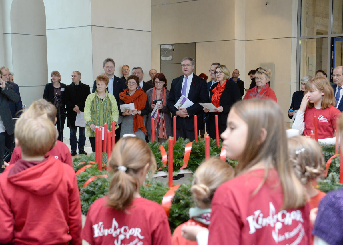 Pau, Petra Bundestagsvizepräsidentin Petra Pau, (hellgrüne Jacke), DIE LINKE, nimmt vom Evangelischen Werk für Diakonie und Entwicklung e. V. für den Deutschen Bundestag einen Adventskranz entgegen. Die Übergabe wird vom Kinderchor des Evangelischen Johannesstifts Berlin  musikalisch umrahmt.