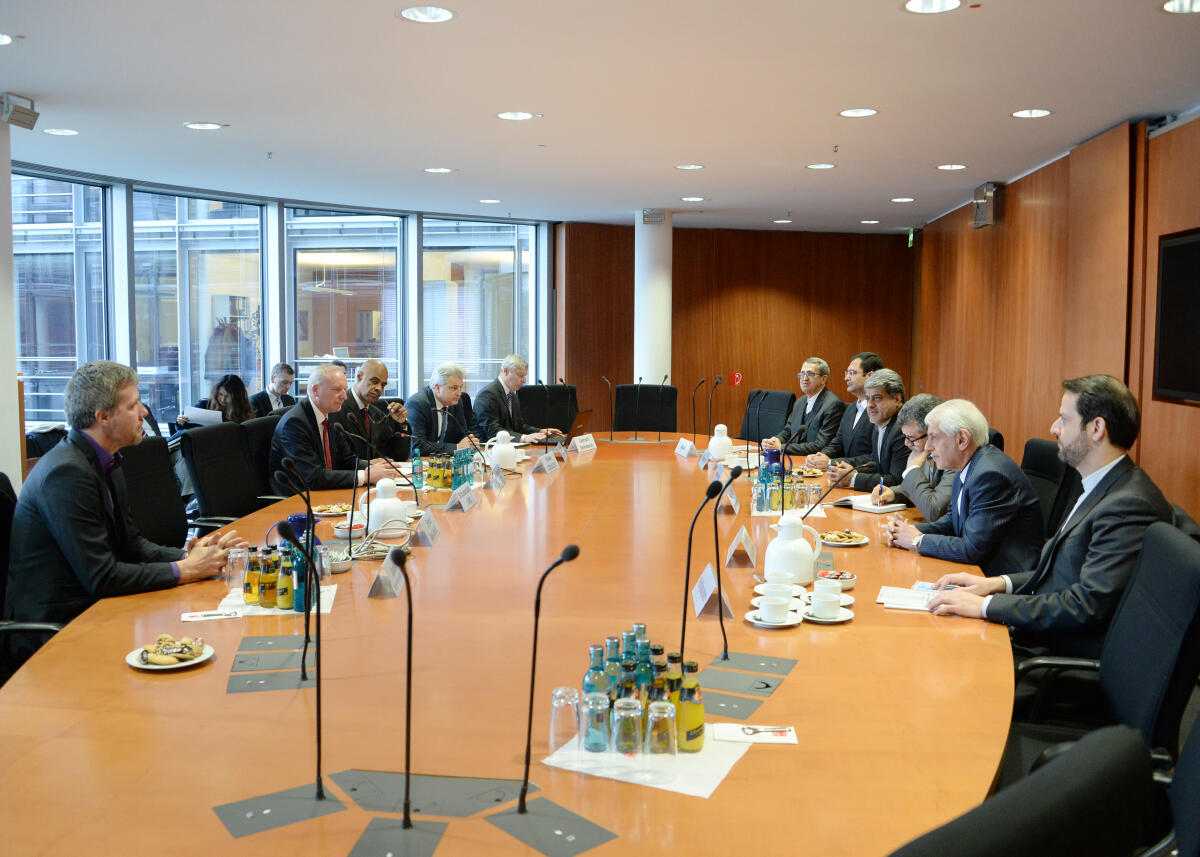 Bernd Westphal, (2.v.li), SPD, Mitglied des Ausschusses des Deutschen Bundestages für Wirtschaft und Energie, empfängt im Namen des Ausschusses eine Delegation des Ausschusses des Iranischen Parlaments für nationale Entwicklung, zu einem Gespräch, an dem die CDU/CSU Bundestagsabgeordneten Charles M. Huber (3.v.li) und Axel Knoerig (4.v.li) teilnehmen.; Übersicht. Westphal, Bernd; Huber, Charles M.; Knoerig, Axel Bernd Westphal, (2.v.li), SPD, Mitglied des Ausschusses des Deutschen Bundestages für Wirtschaft und Energie, empfängt im Namen des Ausschusses eine Delegation des Ausschusses des Iranischen Parlaments für nationale Entwicklung, zu einem Gespräch, an dem die CDU/CSU Bundestagsabgeordneten Charles M. Huber (3.v.li) und Axel Knoerig (4.v.li) teilnehmen.; Übersicht.