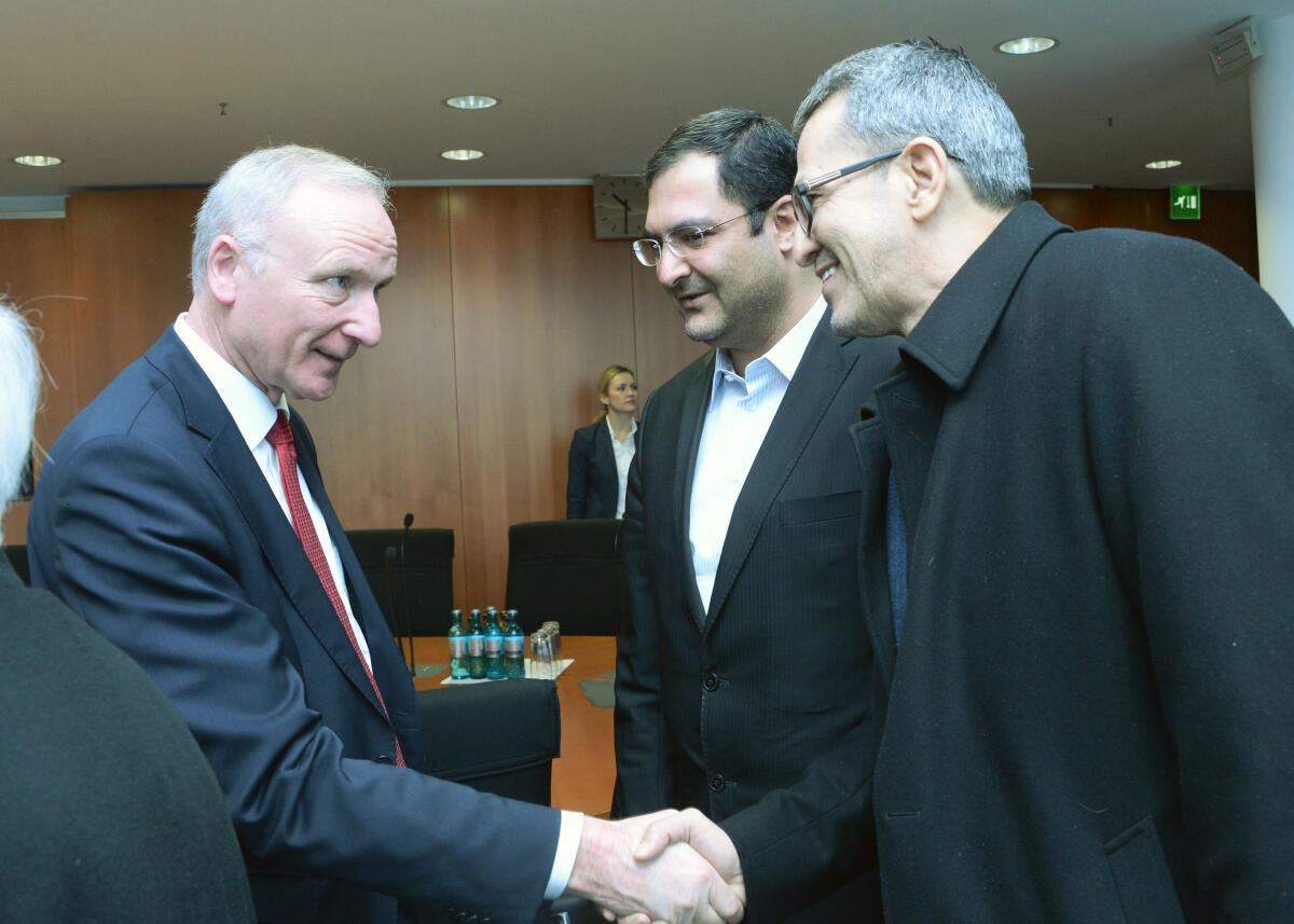 Bernd Westphal, (li), SPD, Mitglied des Ausschusses des Deutschen Bundestages für Wirtschaft und Energie, empfängt im Namen des Ausschusses eine Delegation des Ausschusses des Iranischen Parlaments für nationale Entwicklung, zu einem Gespräch, an dem die CDU/CSU Bundestagsabgeordneten Charles M. Huber und Axel Knoerig teilnehmen.; Geste, Gestik. Westphal, Bernd Bernd Westphal, (li), SPD, Mitglied des Ausschusses des Deutschen Bundestages für Wirtschaft und Energie, empfängt im Namen des Ausschusses eine Delegation des Ausschusses des Iranischen Parlaments für nationale Entwicklung, zu einem Gespräch, an dem die CDU/CSU Bundestagsabgeordneten Charles M. Huber und Axel Knoerig teilnehmen.; Geste, Gestik.