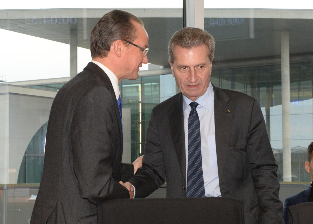 Krichbaum, Gunther; Oettinger, Günther Gunther Krichbaum, (li), CDU/CSU, Vorsitzender des Ausschusses des Deutschen Bundestages für die Angelegenheiten der Europäischen Union, begrüßt den EU-Kommissar Günther Oettinger, (re), der als Gast an der 76. Sitzung des Ausschusses teilnimmt.; Geste, Gestik.