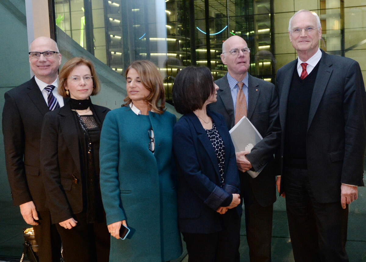 Bundestagspräsident Prof. Dr. Norbert Lammert, (2.v.re), CDU/CSU, spricht auf der Jubiläumsfeier des Redaktionsstabs der Gesellschaft für deutsche Sprache beim Deutschen Bundestag ein Grußwort. V.li.: Sibylle Halik, Andrea-Eva Ewels, Prof. Peter Schlobinski, Frau Schlobinski, Prof. Lammert, Lothar Binding, SPD, Mitglied Deutscher Bundestag.; Gruppenfoto. Lammert, Norbert; Binding, Lothar; Schlobinski, Peter; Halik, Sibylle; Ewels, Andrea-Eva Bundestagspräsident Prof. Dr. Norbert Lammert, (2.v.re), CDU/CSU, spricht auf der Jubiläumsfeier des Redaktionsstabs der Gesellschaft für deutsche Sprache beim Deutschen Bundestag ein Grußwort. V.li.: Sibylle Halik, Andrea-Eva Ewels, Prof. Peter Schlobinski, Frau Schlobinski, Prof. Lammert, Lothar Binding, SPD, Mitglied Deutscher Bundestag.; Gruppenfoto.