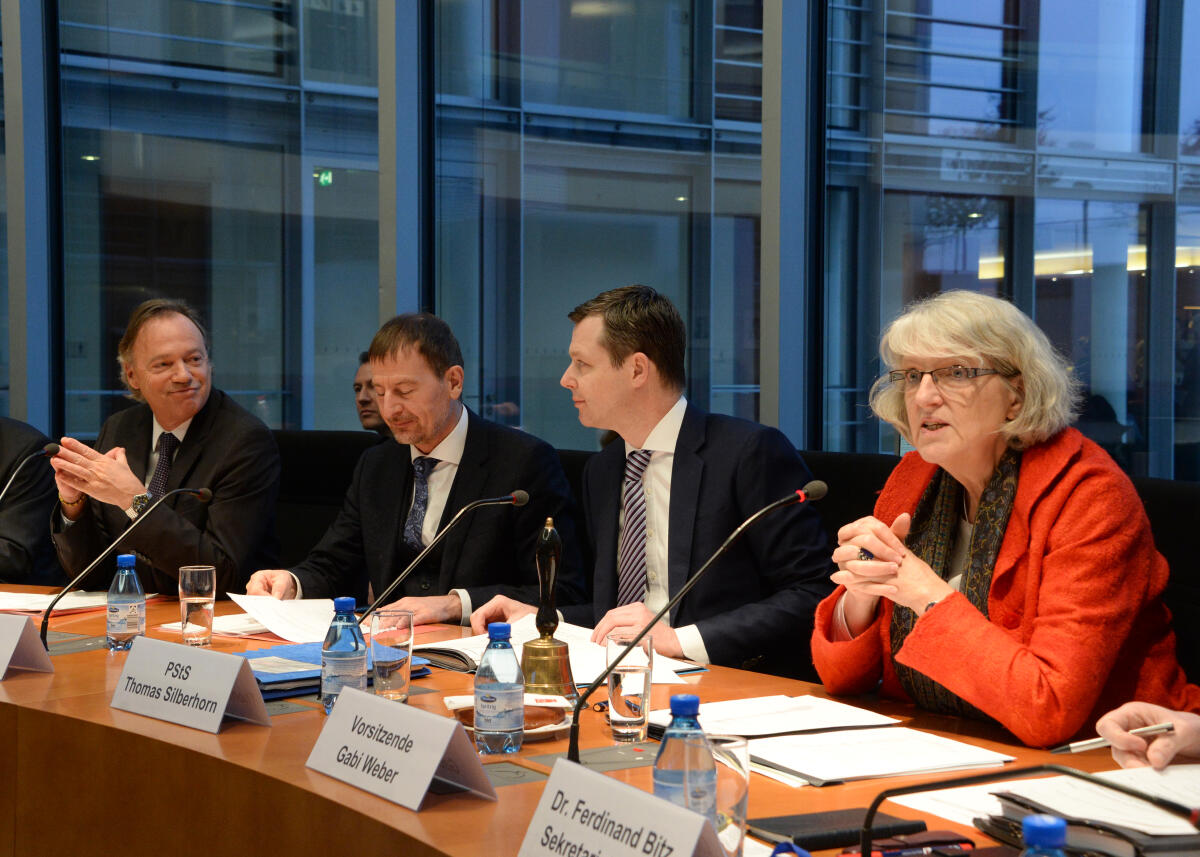 Weber, Gabi; Lale-Demoz, Aldo; Silberhorn, Thomas; Helfen, Thomas Gabi Weber, SPD, Mitglied Deutscher Bundestages und des Ausschusses des Bundestages für wirtschaftliche Zusammenarbeit und Entwicklung, leitet im Namen des Ausschusses eine Sitzung, an der der stellvertretende Exekutiv-Direktor des Büros der Vereinten Nationen für Drogen- und Verbrechensbekämpfung (UNODC), Aldo Lale-Demoz, (li), teilnimmt. 2.v.re: der Parlamentarische Staatssekretär Thomas Silberhorn, CDU/CSU, 3.v.re: Thomas Helfen vom zuständigen Ministerium für wirtschaftliche Zusammenarbeit und Entwicklung.