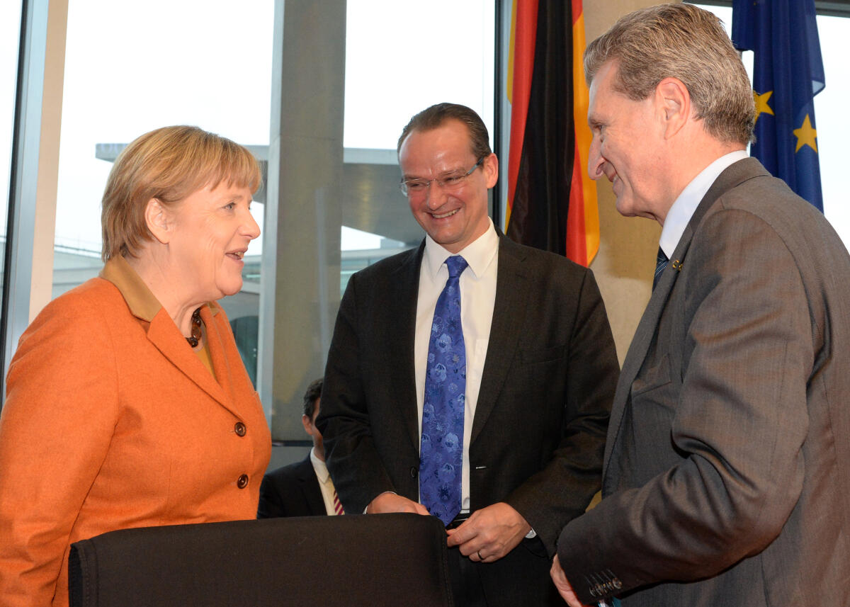 Krichbaum, Gunther; Merkel, Angela; Oettinger, Günther Bundeskanzlerin Dr. Angela Merkel, CDU/CSU, ist zu Gast bei Ausschuss des Deutschen Bundestages für die Angelegenheiten der Europäischen Union. Gunther Krichbaum, (mitte), CDU/CSU, Vorsitzender des Ausschusses, leitet die Sitzung. Rechts EU-Kommissar Günther Oettinger.