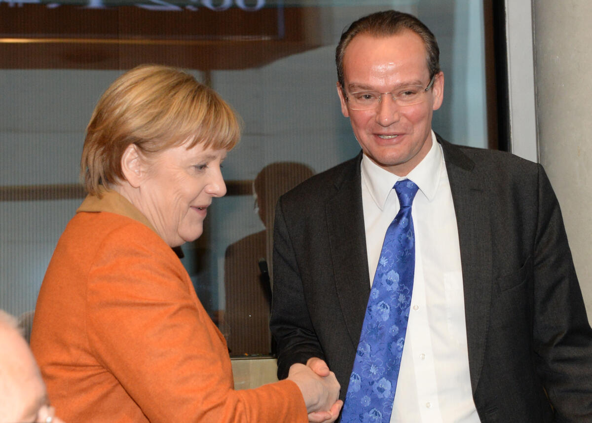 Bundeskanzlerin Dr. Angela Merkel, CDU/CSU, ist zu Gast bei Ausschuss des Deutschen Bundestages für die Angelegenheiten der Europäischen Union. Gunther Krichbaum, CDU/CSU, Vorsitzender des Ausschusses, leitet die Sitzung. Krichbaum, Gunther; Merkel, Angela Bundeskanzlerin Dr. Angela Merkel, CDU/CSU, ist zu Gast bei Ausschuss des Deutschen Bundestages für die Angelegenheiten der Europäischen Union. Gunther Krichbaum, CDU/CSU, Vorsitzender des Ausschusses, leitet die Sitzung.