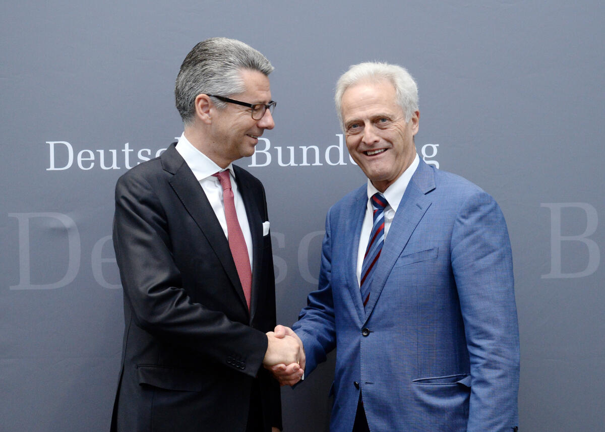 Der Präsident des Bundesverbandes der Deutschen Industrie e. V. (BDI), Ulrich Grillo, (li), ist zu Gast beim Ausschuss des Deutschen Bundestages für Wirtschaft und Energie. Dr. Peter Ramsauer, (re), CDU/CSU, Vorsitzender des Ausschusses, leitet die Sitzung. Ramsauer, Peter; Grillo, Ulrich Der Präsident des Bundesverbandes der Deutschen Industrie e. V. (BDI), Ulrich Grillo, (li), ist zu Gast beim Ausschuss des Deutschen Bundestages für Wirtschaft und Energie. Dr. Peter Ramsauer, (re), CDU/CSU, Vorsitzender des Ausschusses, leitet die Sitzung.