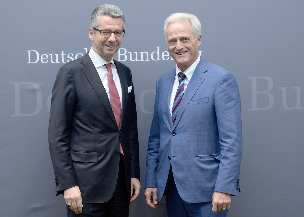 Der Präsident des Bundesverbandes der Deutschen Industrie e. V. (BDI), Ulrich Grillo, (li), ist zu Gast beim Ausschuss des Deutschen Bundestages für Wirtschaft und Energie. Dr. Peter Ramsauer, (re), CDU/CSU, Vorsitzender des Ausschusses, leitet die Sitzung. Ramsauer, Peter; Grillo, Ulrich Der Präsident des Bundesverbandes der Deutschen Industrie e. V. (BDI), Ulrich Grillo, (li), ist zu Gast beim Ausschuss des Deutschen Bundestages für Wirtschaft und Energie. Dr. Peter Ramsauer, (re), CDU/CSU, Vorsitzender des Ausschusses, leitet die Sitzung.