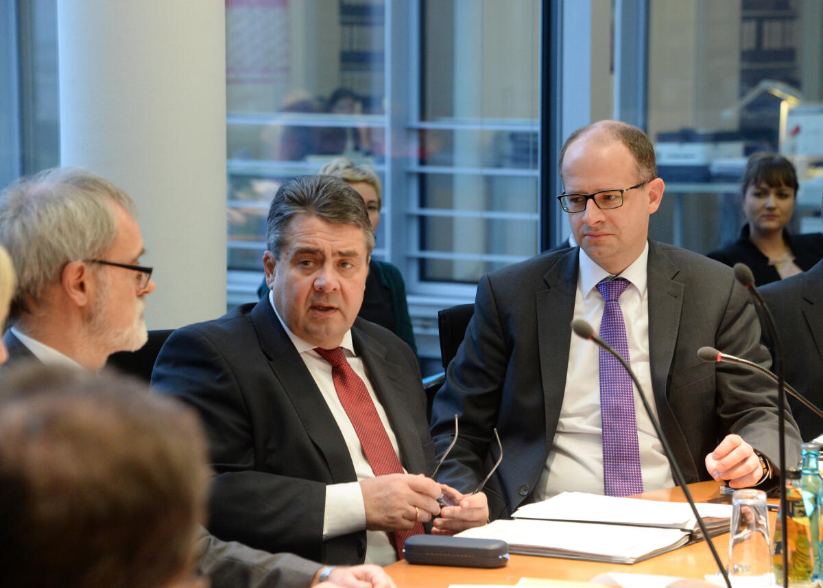 Sigmar Gabriel, (li), SPD, Bundesminister für Wirtschaft und Energie, ist zu Gast beim Ausschuss des Deutschen Bundestages für Menschenrechte und humanitäre Hilfe. Michael Brand, (re), CDU/CSU, Vorsitzender des Ausschusses, leitet die Sitzung. Brand, Michael; Gabriel, Sigmar Sigmar Gabriel, (li), SPD, Bundesminister für Wirtschaft und Energie, ist zu Gast beim Ausschuss des Deutschen Bundestages für Menschenrechte und humanitäre Hilfe. Michael Brand, (re), CDU/CSU, Vorsitzender des Ausschusses, leitet die Sitzung.
