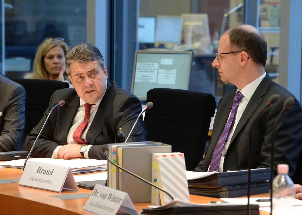 Sigmar Gabriel, (li), SPD, Bundesminister für Wirtschaft und Energie, ist zu Gast beim Ausschuss des Deutschen Bundestages für Menschenrechte und humanitäre Hilfe. Michael Brand, (re), CDU/CSU, Vorsitzender des Ausschusses, leitet die Sitzung. Brand, Michael; Gabriel, Sigmar Sigmar Gabriel, (li), SPD, Bundesminister für Wirtschaft und Energie, ist zu Gast beim Ausschuss des Deutschen Bundestages für Menschenrechte und humanitäre Hilfe. Michael Brand, (re), CDU/CSU, Vorsitzender des Ausschusses, leitet die Sitzung.
