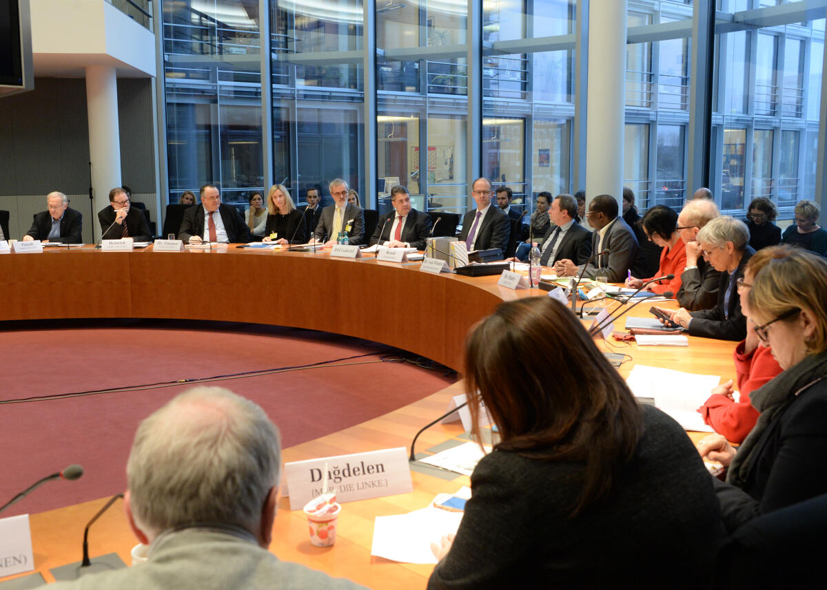 Sigmar Gabriel, (6.v.li), SPD, Bundesminister für Wirtschaft und Energie, ist zu Gast beim Ausschuss des Deutschen Bundestages für Menschenrechte und humanitäre Hilfe. Michael Brand, (7.v.li), CDU/CSU, Vorsitzender des Ausschusses, leitet die Sitzung.; Übersicht. Brand, Michael; Gabriel, Sigmar Sigmar Gabriel, (6.v.li), SPD, Bundesminister für Wirtschaft und Energie, ist zu Gast beim Ausschuss des Deutschen Bundestages für Menschenrechte und humanitäre Hilfe. Michael Brand, (7.v.li), CDU/CSU, Vorsitzender des Ausschusses, leitet die Sitzung.; Übersicht.