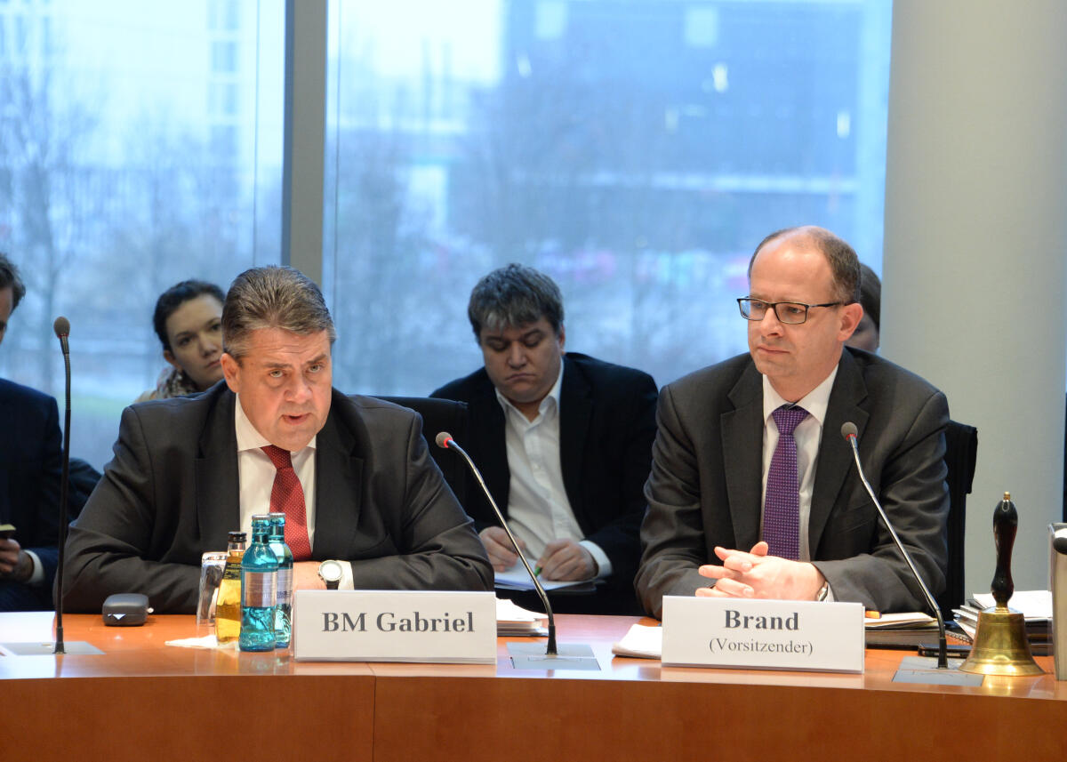 Sigmar Gabriel, (li), SPD, Bundesminister für Wirtschaft und Energie, ist zu Gast beim Ausschuss des Deutschen Bundestages für Menschenrechte und humanitäre Hilfe. Michael Brand, (re), CDU/CSU, Vorsitzender des Ausschusses, leitet die Sitzung. Brand, Michael; Gabriel, Sigmar Sigmar Gabriel, (li), SPD, Bundesminister für Wirtschaft und Energie, ist zu Gast beim Ausschuss des Deutschen Bundestages für Menschenrechte und humanitäre Hilfe. Michael Brand, (re), CDU/CSU, Vorsitzender des Ausschusses, leitet die Sitzung.