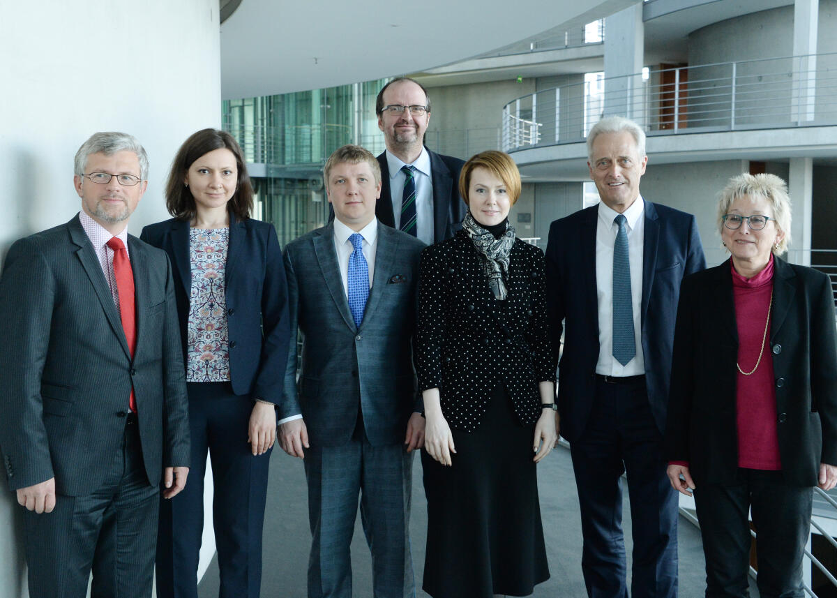 Dr. Peter Ramsauer, (2.v.re), CDU/CSU, Vorsitzender des Ausschusses des Deutschen Bundestages für Wirtschaft und Energie, empfängt im Namen des Ausschusses die Ministerin für Auswärtige Angelegenheiten der Ukraine, Olena Zerkal, (3.v.re), und den Vorstandsvorsitzenden von Naftogaz, Andriy Kobolyev, (3.v.li), zu einem Gespräch, an dem die Bundestagsabgeordneten und Mitglieder des Ausschusses, Eva Bulling-Schröter, (re), DIE LINKE, und Thomas Lutze, (hinten mitte), DIE LINKE, teilnehmen.; Gruppenfoto. Ramsauer, Peter; Zerkal, Olena; Kobolyev, Andriy; Lutze, Thomas; Bulling-Schröter, Eva Dr. Peter Ramsauer, (2.v.re), CDU/CSU, Vorsitzender des Ausschusses des Deutschen Bundestages für Wirtschaft und Energie, empfängt im Namen des Ausschusses die Ministerin für Auswärtige Angelegenheiten der Ukraine, Olena Zerkal, (3.v.re), und den Vorstandsvorsitzenden von Naftogaz, Andriy Kobolyev, (3.v.li), zu einem Gespräch, an dem die Bundestagsabgeordneten und Mitglieder des Ausschusses, Eva Bulling-Schröter, (re), DIE LINKE, und Thomas Lutze, (hinten mitte), DIE LINKE, teilnehmen.; Gruppenfoto.