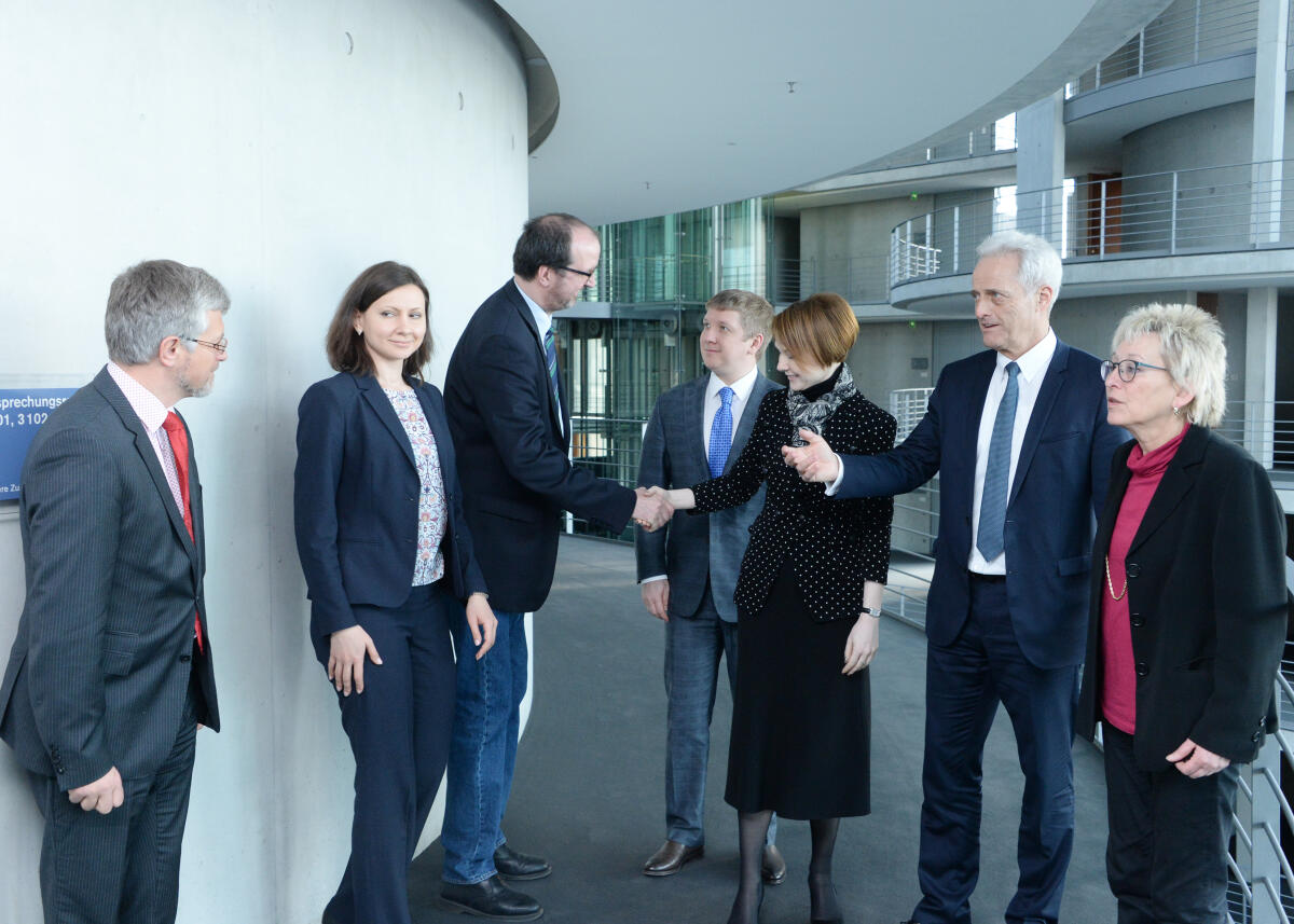 Dr. Peter Ramsauer, (2.v.re), CDU/CSU, Vorsitzender des Ausschusses des Deutschen Bundestages für Wirtschaft und Energie, empfängt im Namen des Ausschusses die Ministerin für Auswärtige Angelegenheiten der Ukraine, Olena Zerkal, (3.v.re), und den Vorstandsvorsitzenden von Naftogaz, Andriy Kobolyev, (4.v.re), zu einem Gespräch, an dem die Bundestagsabgeordneten und Mitglieder des Ausschusses, Eva Bulling-Schröter, (re), DIE LINKE, und Thomas Lutze, (3.v.li), DIE LINKE, teilnehmen. Ramsauer, Peter; Zerkal, Olena; Kobolyev, Andriy; Lutze, Thomas; Bulling-Schröter, Eva Dr. Peter Ramsauer, (2.v.re), CDU/CSU, Vorsitzender des Ausschusses des Deutschen Bundestages für Wirtschaft und Energie, empfängt im Namen des Ausschusses die Ministerin für Auswärtige Angelegenheiten der Ukraine, Olena Zerkal, (3.v.re), und den Vorstandsvorsitzenden von Naftogaz, Andriy Kobolyev, (4.v.re), zu einem Gespräch, an dem die Bundestagsabgeordneten und Mitglieder des Ausschusses, Eva Bulling-Schröter, (re), DIE LINKE, und Thomas Lutze, (3.v.li), DIE LINKE, teilnehmen.