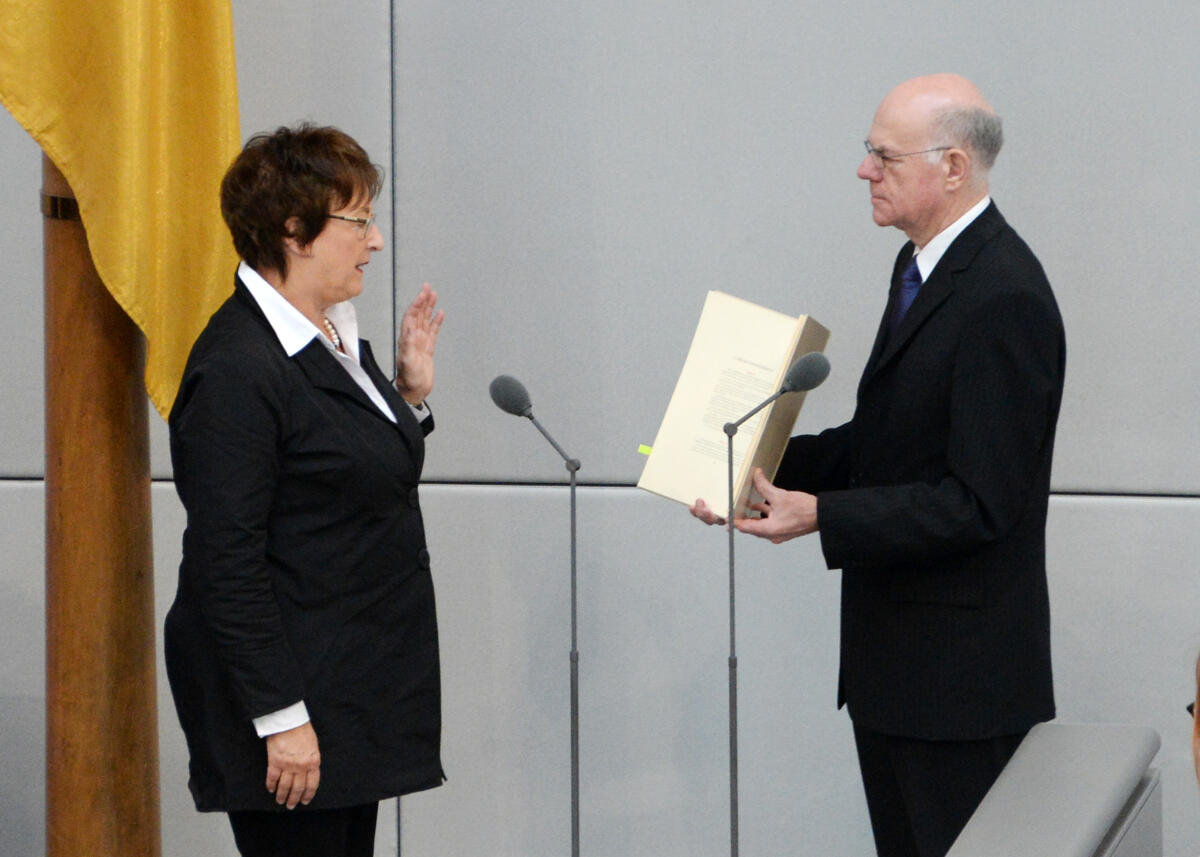 Bundestagspräsident Prof. Dr. Norbert Lammert, CDU/CSU, vereidigt die Bundesministerin für Wirtschaft und Energie, Brigitte Zypries, SPD.; Eid, Eidesleistung, Fahne, Ministerin, Geste, Gestik. Lammert, Norbert; Zypries, Brigitte Bundestagspräsident Prof. Dr. Norbert Lammert, CDU/CSU, vereidigt die Bundesministerin für Wirtschaft und Energie, Brigitte Zypries, SPD.; Eid, Eidesleistung, Fahne, Ministerin, Geste, Gestik.