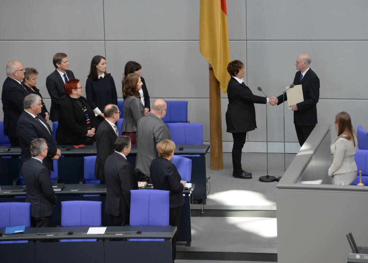 Bundestagspräsident Prof. Dr. Norbert Lammert, CDU/CSU, vereidigt die Bundesministerin für Wirtschaft und Energie, Brigitte Zypries, SPD.; Eid, Eidesleistung, Fahne, Ministerin, Geste, Gestik. Lammert, Norbert; Zypries, Brigitte Bundestagspräsident Prof. Dr. Norbert Lammert, CDU/CSU, vereidigt die Bundesministerin für Wirtschaft und Energie, Brigitte Zypries, SPD.; Eid, Eidesleistung, Fahne, Ministerin, Geste, Gestik.