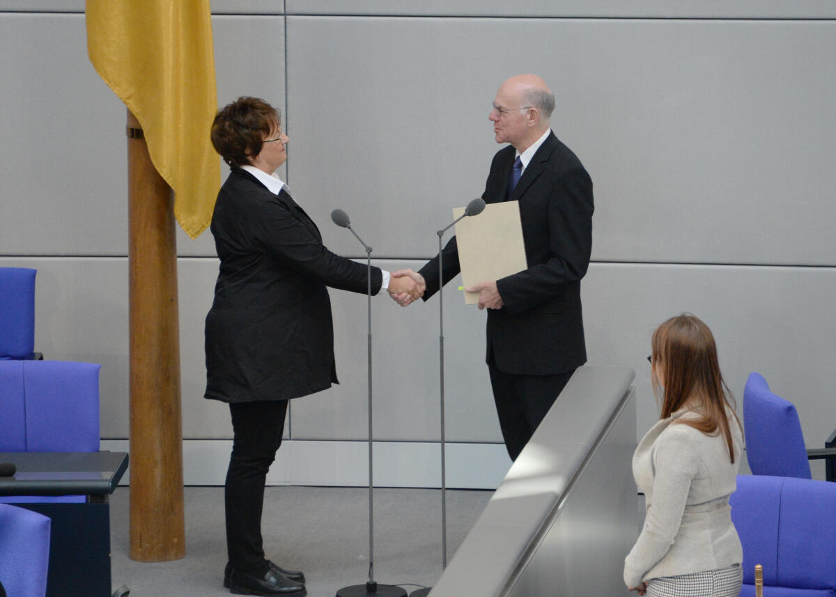 Bundestagspräsident Prof. Dr. Norbert Lammert, CDU/CSU, vereidigt die Bundesministerin für Wirtschaft und Energie, Brigitte Zypries, SPD.; Eid, Eidesleistung, Fahne, Ministerin, Geste, Gestik. Lammert, Norbert; Zypries, Brigitte Bundestagspräsident Prof. Dr. Norbert Lammert, CDU/CSU, vereidigt die Bundesministerin für Wirtschaft und Energie, Brigitte Zypries, SPD.; Eid, Eidesleistung, Fahne, Ministerin, Geste, Gestik.