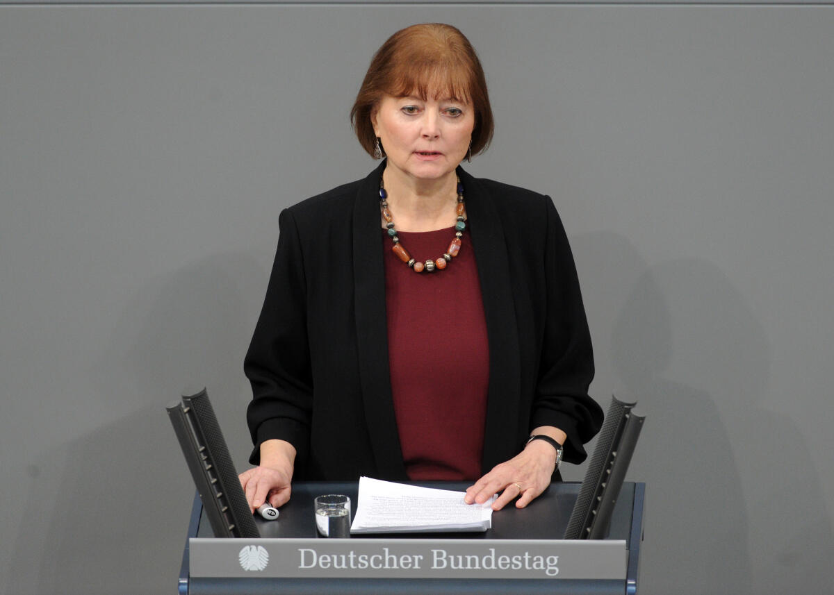 Gedenkstunde des Deutschen Bundestages zum Tag des Gedenkens an die Opfer des Nationalsozialismus. Bundestagspräsident Prof. Dr. Norbert Lammert hält die Begrüßungsrede, Schauspieler und Synchronsprecher Sebastian Urbanski liest aus dem Brief von Ernst Putzki, die Nichte von Anna Lehnkering, Sigrid Falkenstein, (im Bild), hält eine Rede, der Neffe von Benjamin Traub, Dr. Hartmut Traub, hält eine Rede, die Musiker Moritz Ernst, Klavier, und Felix Klieser, Horn, spielen von Norbert von Hannenheim, "Todeserfahrung". Falkenstein, Sigrid Gedenkstunde des Deutschen Bundestages zum Tag des Gedenkens an die Opfer des Nationalsozialismus. Bundestagspräsident Prof. Dr. Norbert Lammert hält die Begrüßungsrede, Schauspieler und Synchronsprecher Sebastian Urbanski liest aus dem Brief von Ernst Putzki, die Nichte von Anna Lehnkering, Sigrid Falkenstein, (im Bild), hält eine Rede, der Neffe von Benjamin Traub, Dr. Hartmut Traub, hält eine Rede, die Musiker Moritz Ernst, Klavier, und Felix Klieser, Horn, spielen von Norbert von Hannenheim, "Todeserfahrung".