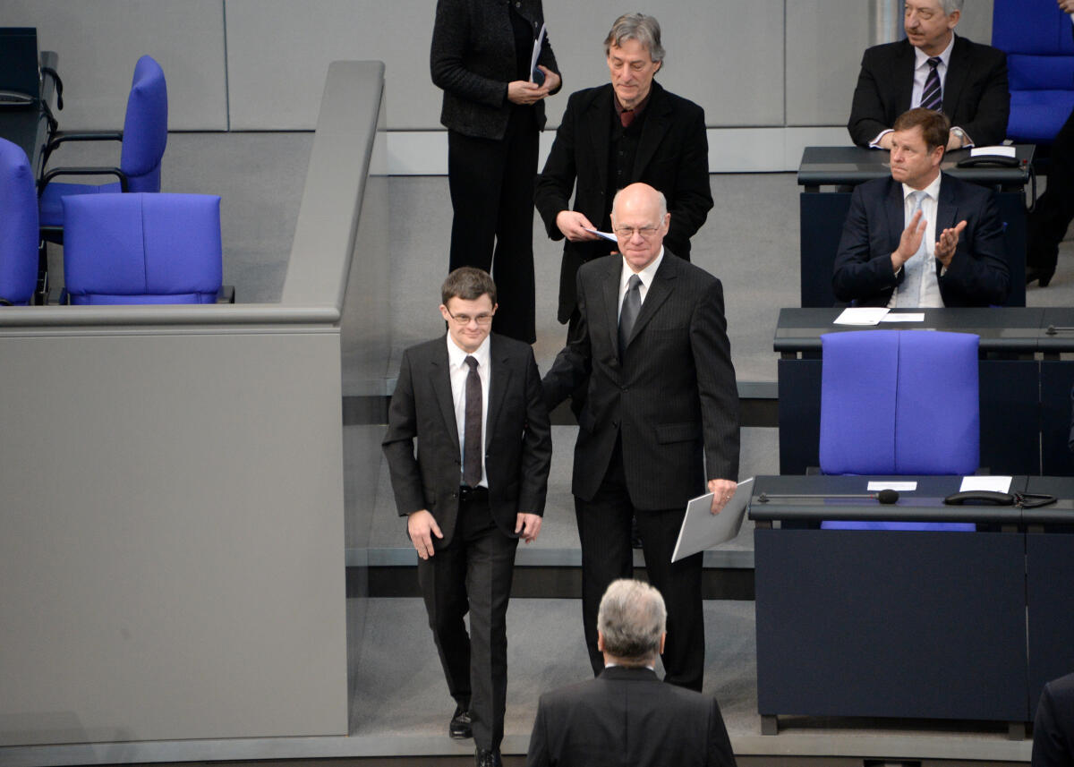 Gedenkstunde des Deutschen Bundestages zum Tag des Gedenkens an die Opfer des Nationalsozialismus. Bundestagspräsident Prof. Dr. Norbert Lammert (mitte re) hält die Begrüßungsrede, Schauspieler und Synchronsprecher Sebastian Urbanski (mitte li) liest aus dem Brief von Ernst Putzki, die Nichte von Anna Lehnkering, Sigrid Falkenstein, hält eine Rede, der Neffe von Benjamin Traub, Dr. Hartmut Traub, (hinten re), hält eine Rede, die Musiker Moritz Ernst, Klavier, und Felix Klieser, Horn, spielen von Norbert von Hannenheim, "Todeserfahrung". Lammert, Norbert; Urbanski, Sebastian; Traub, Hartmut Gedenkstunde des Deutschen Bundestages zum Tag des Gedenkens an die Opfer des Nationalsozialismus. Bundestagspräsident Prof. Dr. Norbert Lammert (mitte re) hält die Begrüßungsrede, Schauspieler und Synchronsprecher Sebastian Urbanski (mitte li) liest aus dem Brief von Ernst Putzki, die Nichte von Anna Lehnkering, Sigrid Falkenstein, hält eine Rede, der Neffe von Benjamin Traub, Dr. Hartmut Traub, (hinten re), hält eine Rede, die Musiker Moritz Ernst, Klavier, und Felix Klieser, Horn, spielen von Norbert von Hannenheim, "Todeserfahrung".
