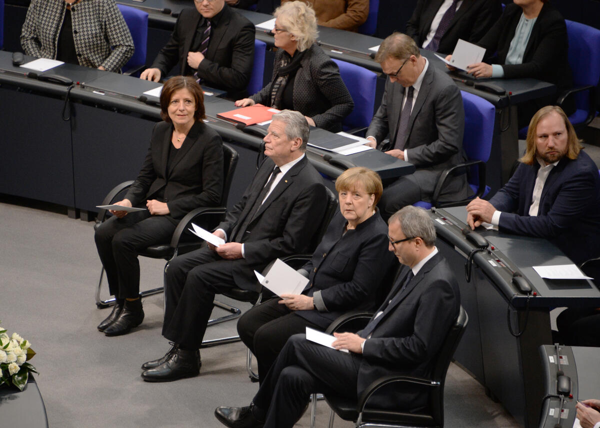 Gauck, Joachim; Merkel, Angela; Dreyer, Malu; Voßkuhle, Andreas Gedenkstunde des Deutschen Bundestages zum Tag des Gedenkens an die Opfer des Nationalsozialismus. Bundestagspräsident Prof. Dr. Norbert Lammert hält die Begrüßungsrede, Schauspieler und Synchronsprecher Sebastian Urbanski liest aus dem Brief von Ernst Putzki, die Nichte von Anna Lehnkering, Sigrid Falkenstein, hält eine Rede, der Neffe von Benjamin Traub, Dr. Hartmut Traub, hält eine Rede, die Musiker Moritz Ernst, Klavier, und Felix Klieser, Horn, spielen von Norbert von Hannenheim, "Todeserfahrung". Hier die Verfassungsorgane v.li: Bundesratspräsidentin Malu Dreyer, Bundespräsident Joachim Gauck, Bundeskanzlerin Dr. Angela Merkel, Bundesverfassungsgerichtspräsident Prof. Dr. Andreas Vosskuhle.