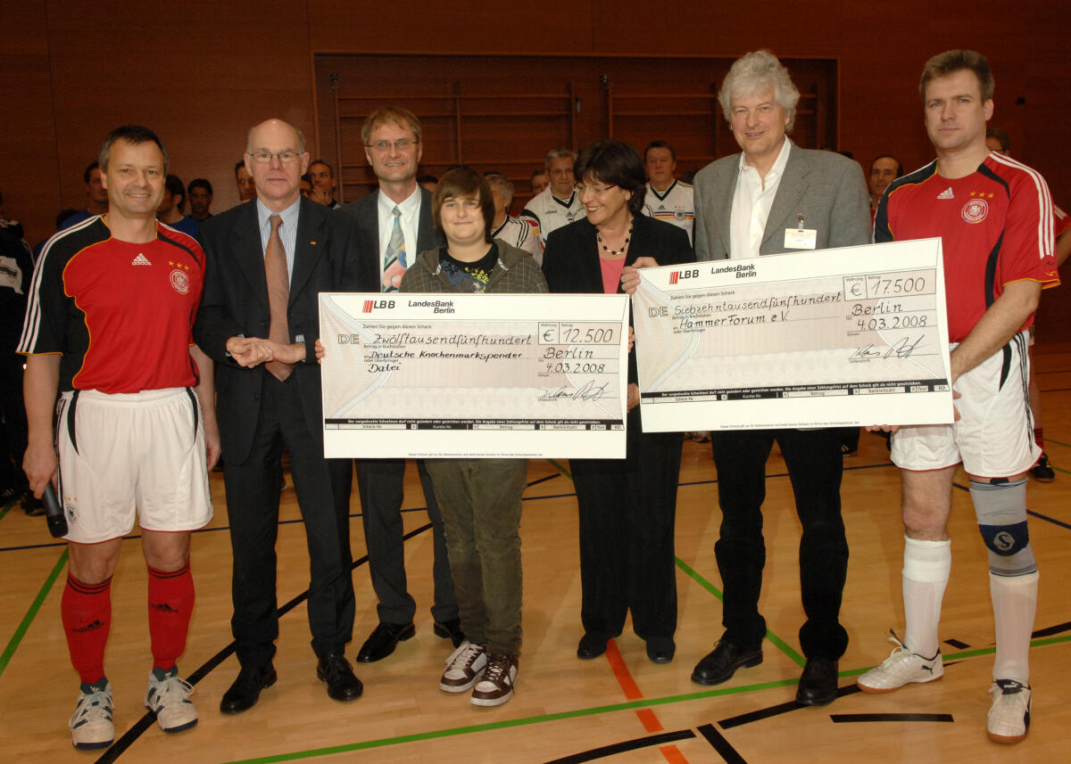 Lammert, Norbert; Schmidt, Ulla; Stelzl, Hans-Joachim; Riegert, Klaus Bundestagspräsident Dr. Norbert Lammert, CDU/CSU, ist Schirmherr der Veranstaltung 5. Benefiz-Hallenfussballturnier des FC Bundestag und der Sportgemeinschaft Deutscher Bundestag e. V. 12 Mannschaften treten gegeneinander an. Darunter Persönlichkeiten aus Politik, Wirtschaft, Medien und Sport. Der Erlös der Veranstaltung ist für das Hammer Forum e. V. und die Deutsche Knochenmarkspenderdatei bestimmt. Hier werden die Schecks übergeben.