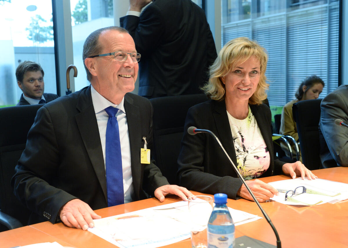 Dagmar G. Wöhrl, CDU/CSU, Vorsitzende des Ausschusses des Deutschen Bundestages, für wirtschaftliche Zusammenarbeit und Entwicklung, empfängt den UN-Sondervermittler für Libyen, Martin Kobler, im Ausschuss. Wöhrl, Dagmar G.; Kobler, Martin Dagmar G. Wöhrl, CDU/CSU, Vorsitzende des Ausschusses des Deutschen Bundestages, für wirtschaftliche Zusammenarbeit und Entwicklung, empfängt den UN-Sondervermittler für Libyen, Martin Kobler, im Ausschuss.