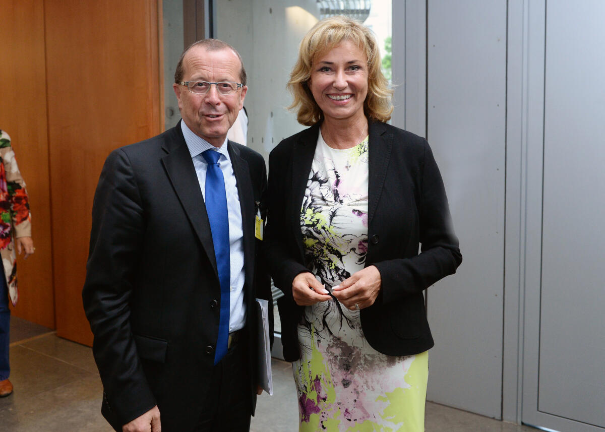 Dagmar G. Wöhrl, CDU/CSU, Vorsitzende des Ausschusses des Deutschen Bundestages, für wirtschaftliche Zusammenarbeit und Entwicklung, empfängt den UN-Sondervermittler für Libyen, Martin Kobler, im Ausschuss. Wöhrl, Dagmar G.; Kobler, Martin Dagmar G. Wöhrl, CDU/CSU, Vorsitzende des Ausschusses des Deutschen Bundestages, für wirtschaftliche Zusammenarbeit und Entwicklung, empfängt den UN-Sondervermittler für Libyen, Martin Kobler, im Ausschuss.