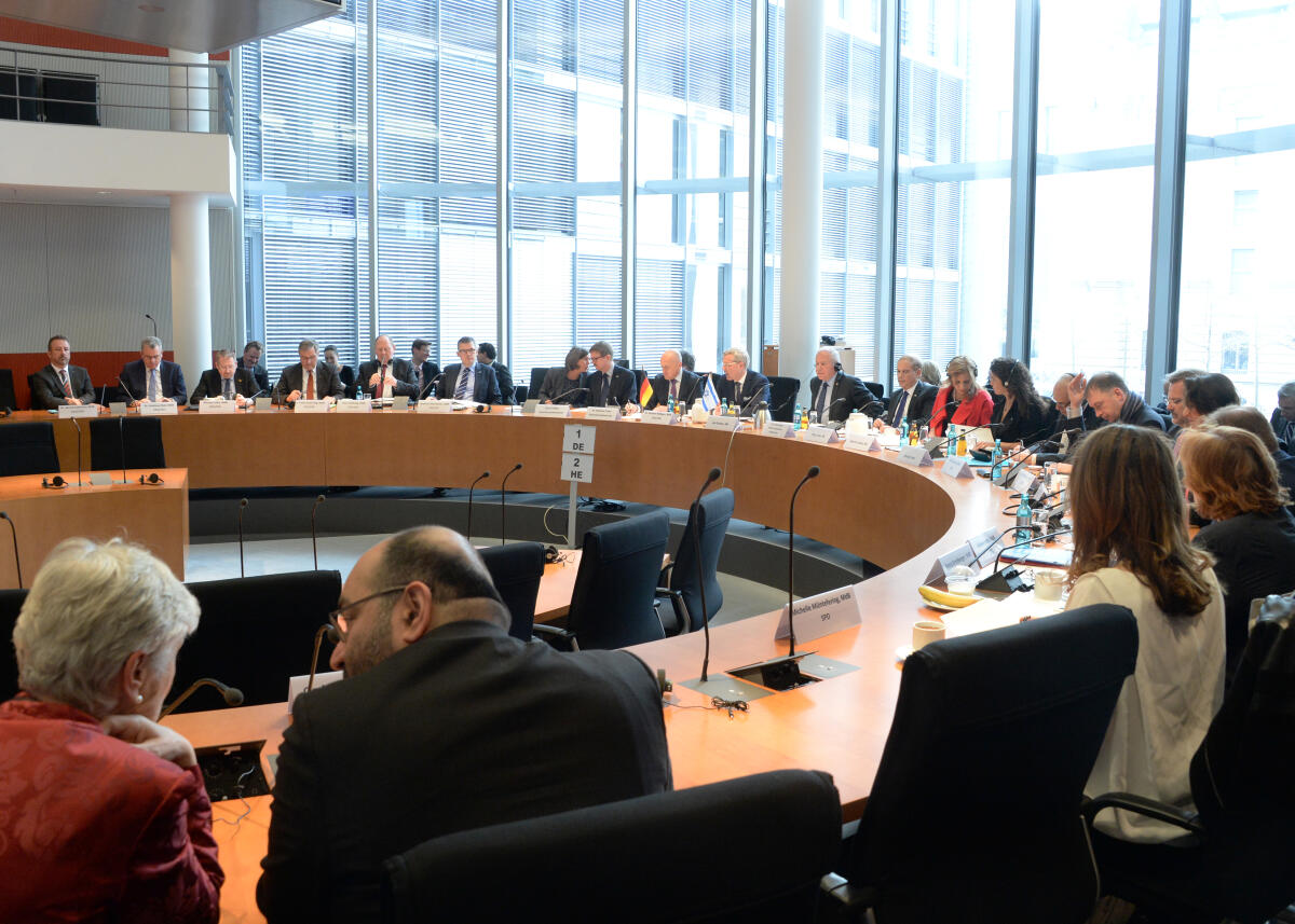  Mitglieder der Knesset, dem Parlament des Staates Israel, sind zu Gast beim Auswärtigen Ausschuss des Deutschen Bundestag. Dr. Norbert Röttgen,  CDU/CSU, Vorsitzender des Ausschusses, begrüßt die Gäste.; Übersicht.