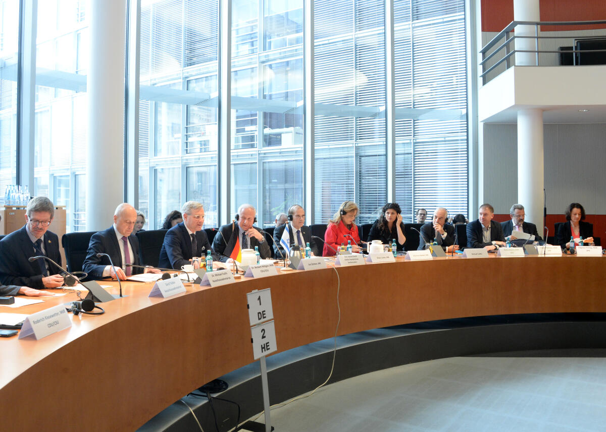 Röttgen, Norbert; Lavie, Aliza; Haskel, Sharren; Dichter, Avi Mitglieder der Knesset, dem Parlament des Staates Israel, sind zu Gast beim Auswärtigen Ausschuss des Deutschen Bundestag. Dr. Norbert Röttgen, (3.v.li), CDU/CSU, Vorsitzender des Ausschusses, begrüßt die Gäste. Dr. Aliza Lavie, (6.v.re), Sharren Haskel (5.v.re) und Avi Dichter, (4.v.li).; Übersicht.