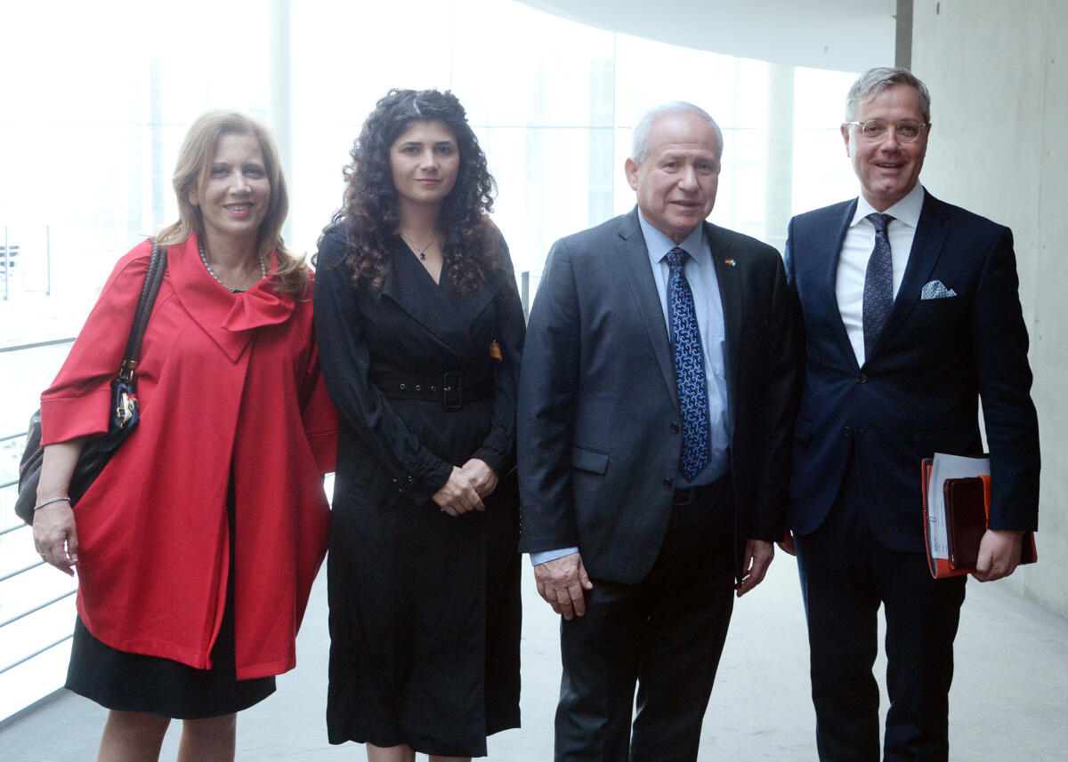 Mitglieder der Knesset, dem Parlament des Staates Israel, sind zu Gast beim Auswärtigen Ausschuss des Deutschen Bundestag. Dr. Norbert Röttgen, (re), CDU/CSU, Vorsitzender des Ausschusses, begrüßt die Gäste. Hier v.li.: Dr. Aliza Lavie, Sharren Haskel und Avi Dichter.; Gruppenfoto. Röttgen, Norbert; Lavie, Aliza; Haskel, Sharren; Dichter, Avi Mitglieder der Knesset, dem Parlament des Staates Israel, sind zu Gast beim Auswärtigen Ausschuss des Deutschen Bundestag. Dr. Norbert Röttgen, (re), CDU/CSU, Vorsitzender des Ausschusses, begrüßt die Gäste. Hier v.li.: Dr. Aliza Lavie, Sharren Haskel und Avi Dichter.; Gruppenfoto.