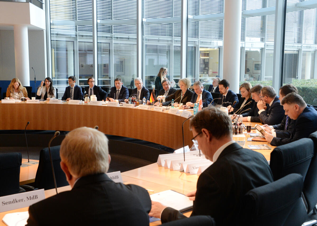  Mitglieder des Infrastrukturausschusses des Sejm der Republik Polen sind zu Gast beim Ausschuss des Deutschen Bundestages für Verkehr und digitale Infrastruktur. Martin Burkert, SPD, Vorsitzender des Bundestagsausschusses, leitet die gemeinsame Sitzung.; Übersicht.
