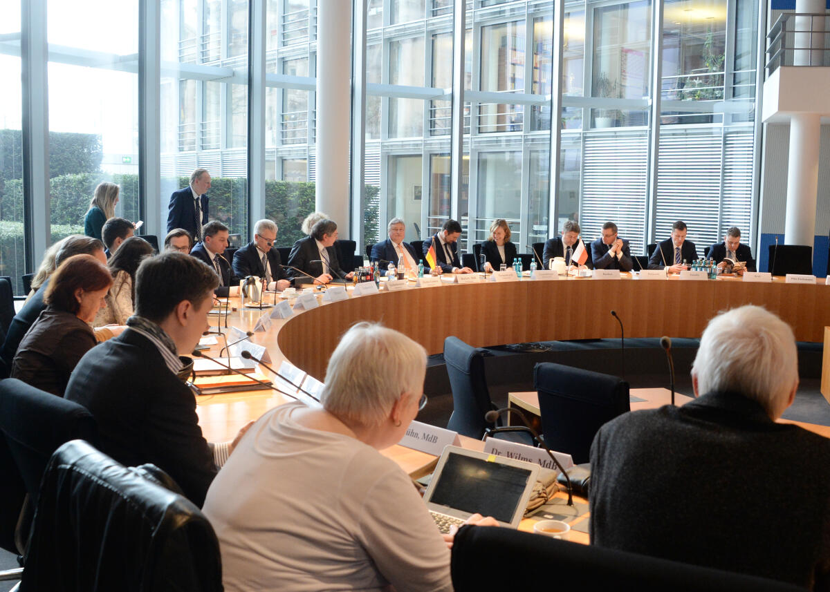  Mitglieder des Infrastrukturausschusses des Sejm der Republik Polen sind zu Gast beim Ausschuss des Deutschen Bundestages für Verkehr und digitale Infrastruktur. Martin Burkert, SPD, Vorsitzender des Bundestagsausschusses, leitet die gemeinsame Sitzung.; Übersicht.