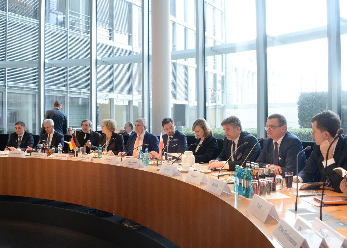  Mitglieder des Infrastrukturausschusses des Sejm der Republik Polen sind zu Gast beim Ausschuss des Deutschen Bundestages für Verkehr und digitale Infrastruktur. Martin Burkert, SPD, Vorsitzender des Bundestagsausschusses, leitet die gemeinsame Sitzung.; Übersicht.