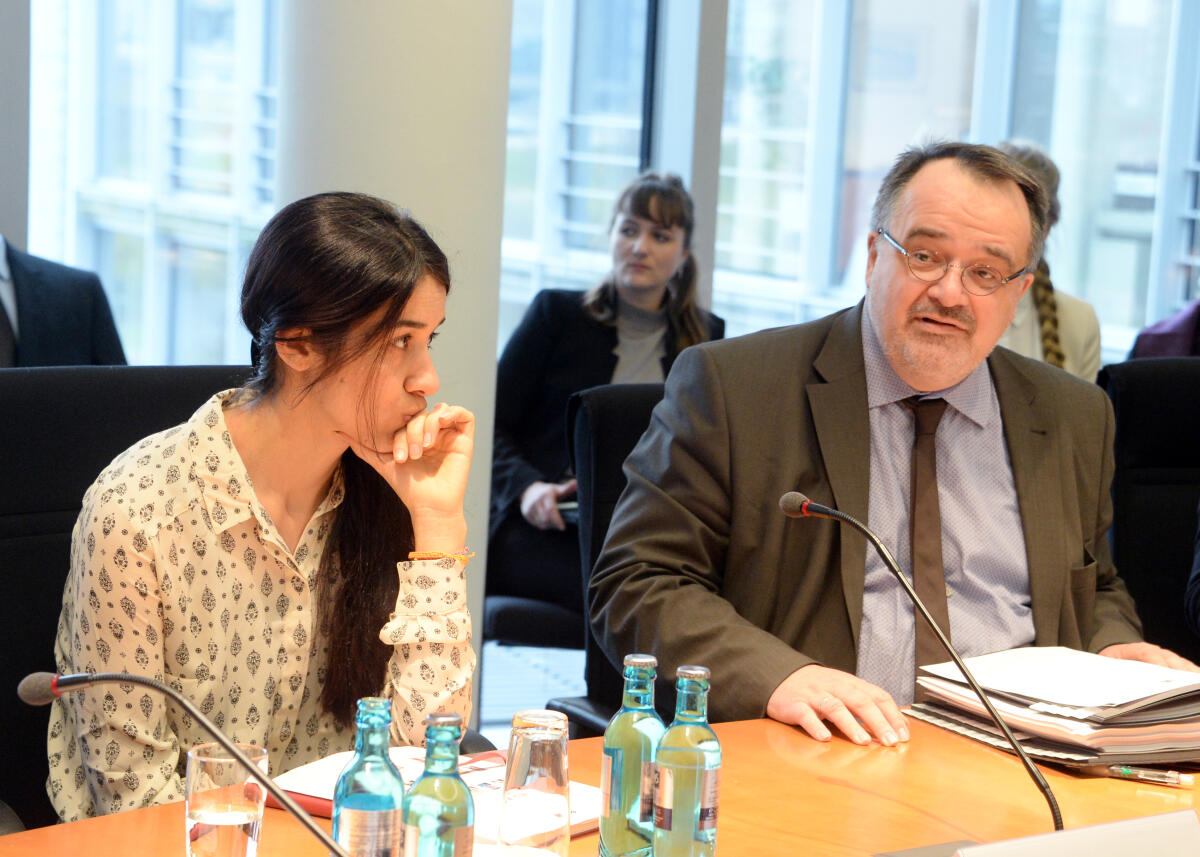 Zimmer, Matthias; Murad, Nadia Nadia Murad, VN-Sonderbotschafterin für die Würde der Überlebenden des Menschenhandels, ist zu Gast beim Ausschuss des Deutschen Bundestages für Menschenrechte und humanitäre Hilfe. Dr. Matthias Zimmer, CDU/CSU, Vorsitzender des Ausschusses, begrüßt den Gast.