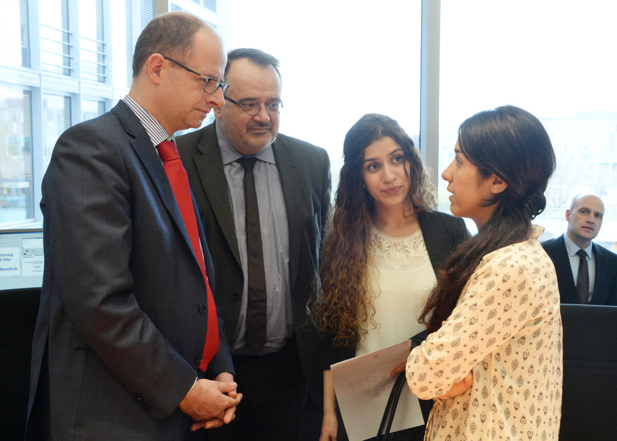 Zimmer, Matthias; Brand, Michael; Murad, Nadia Nadia Murad, (re), VN-Sonderbotschafterin für die Würde der Überlebenden des Menschenhandels, ist zu Gast beim Ausschuss des Deutschen Bundestages für Menschenrechte und humanitäre Hilfe. Dr. Matthias Zimmer, (2.v.li), CDU/CSU, Vorsitzender des Ausschusses, begrüßt den Gast. An der Sitzung nimmt u.a. Michael Brand, (li), CDU/CSU, teil. 2.v.re: Dolmetscherin.