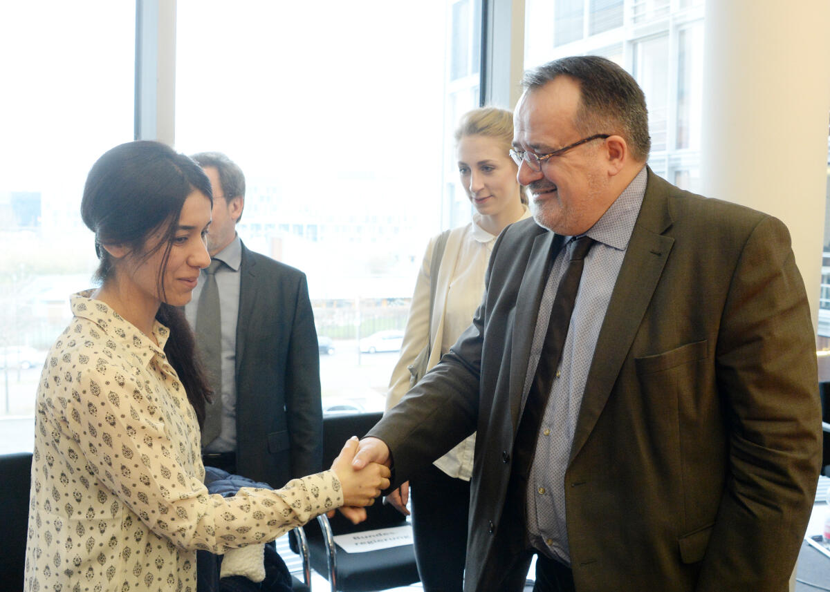 Zimmer, Matthias; Murad, Nadia Nadia Murad, VN-Sonderbotschafterin für die Würde der Überlebenden des Menschenhandels, ist zu Gast beim Ausschuss des Deutschen Bundestages für Menschenrechte und humanitäre Hilfe. Dr. Matthias Zimmer, CDU/CSU, Vorsitzender des Ausschusses, begrüßt den Gast.