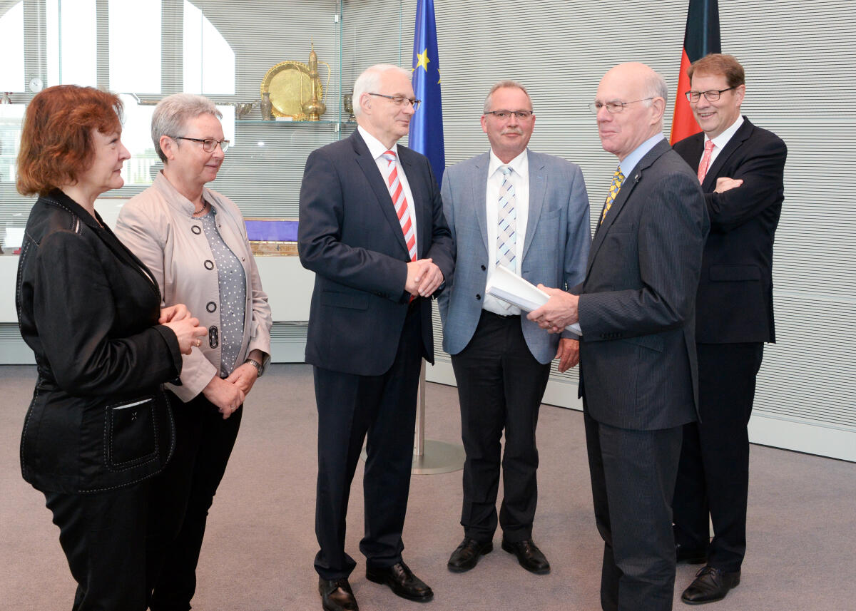 Bundestagspräsident Prof. Dr. Norbert Lammert, (2.v.re), CDU/CSU, nimmt den Jahresbericht 2016 des Petitionausschusses entgegen. Kersten Steinke, (2.v.li), DIE LINKE, Vorsitzende des Ausschusses, übergibt den Bericht in Anwesenheit von Mitgliedern und Obleuten des Ausschusses. V.li. Kerstin Kassner, DIE LINKE, Steinke, Günter Baumann, CDU/CSU, Udo Schiefner, SPD, und Gero Storjohann, (re), CDU/CSU.; Fahne, Fahnen. Lammert, Norbert; Baumann, Günter; Schiefner, Udo; Kassner, Kerstin; Steinke, Kersten; Storjohann, Gero Bundestagspräsident Prof. Dr. Norbert Lammert, (2.v.re), CDU/CSU, nimmt den Jahresbericht 2016 des Petitionausschusses entgegen. Kersten Steinke, (2.v.li), DIE LINKE, Vorsitzende des Ausschusses, übergibt den Bericht in Anwesenheit von Mitgliedern und Obleuten des Ausschusses. V.li. Kerstin Kassner, DIE LINKE, Steinke, Günter Baumann, CDU/CSU, Udo Schiefner, SPD, und Gero Storjohann, (re), CDU/CSU.; Fahne, Fahnen.